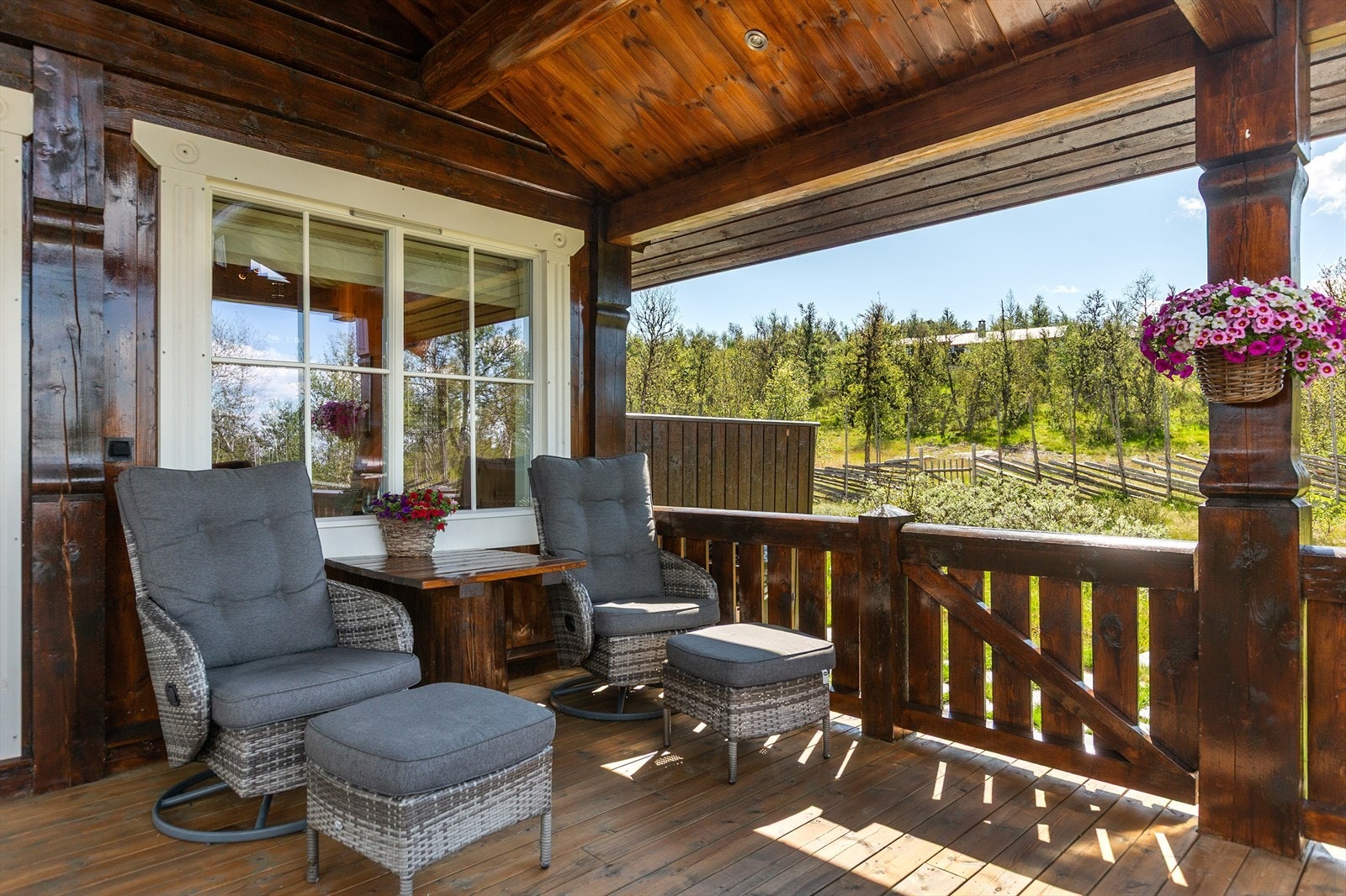 Hytta er pent tilpasset naturen med yttervegger i stavlaft konstruksjon med topp/bunnstokk, samt laftet tømmer i raust. Torvtak og utskårne vindusomramminger og hjørnestolper. Galleribilde