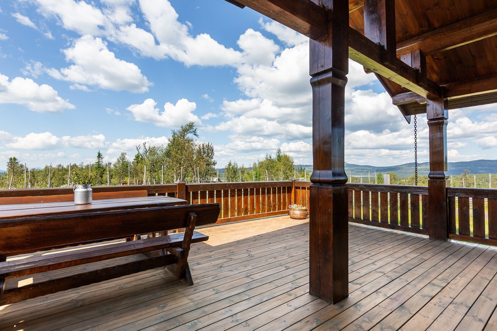 Her kan en enkelt nyte gode dager ved hytta. Om en vil ut på tur, kan turen enkelt starte rett utenfor porten. Galleribilde