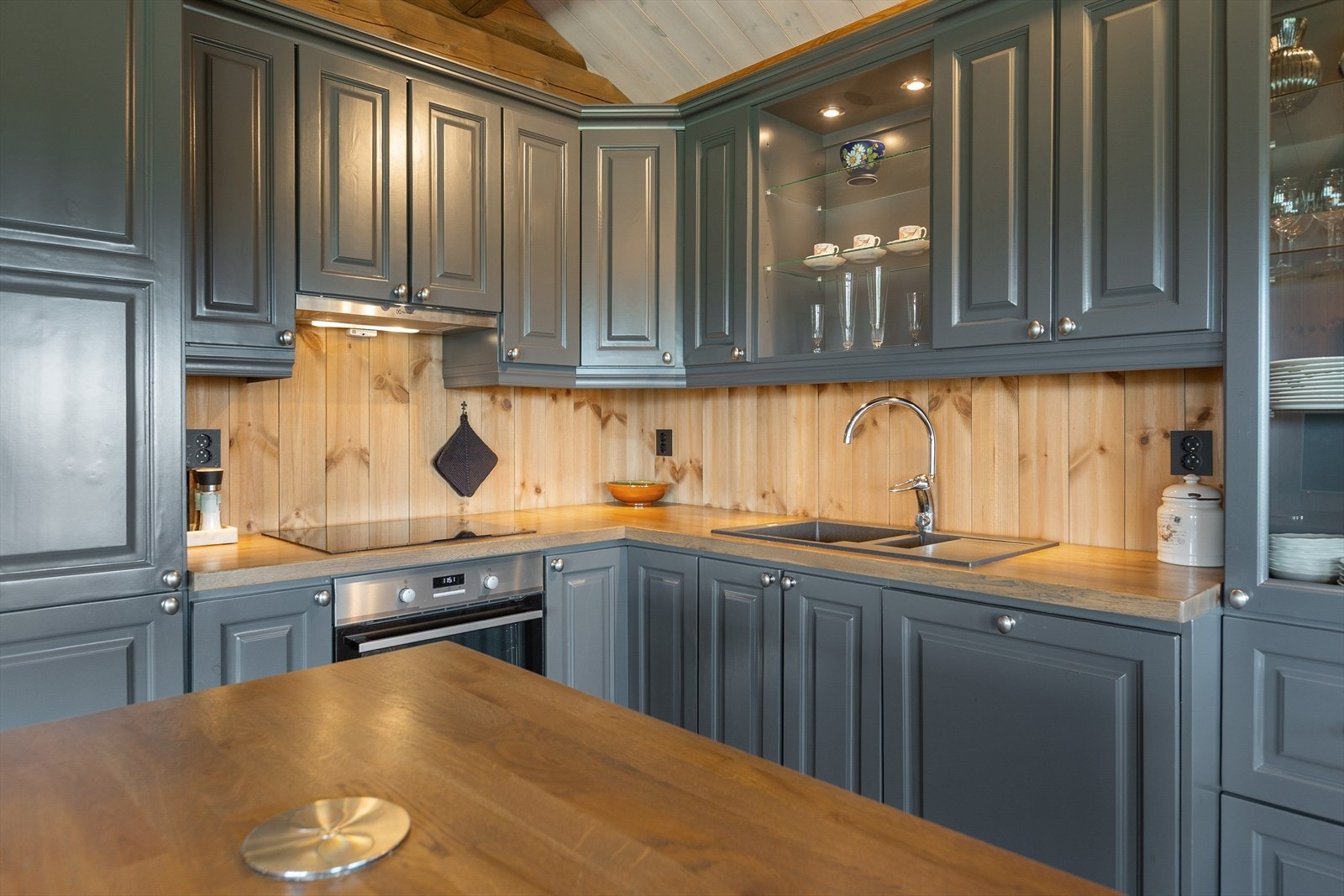 Kjøkkeninnredningen har integrerte hvitevarer med komfyr, koketopp, ventilator, oppvaskmaskin og frys/kjøleskap. Det er montert komfyrvakt og vannstoppeføler. Galleribilde