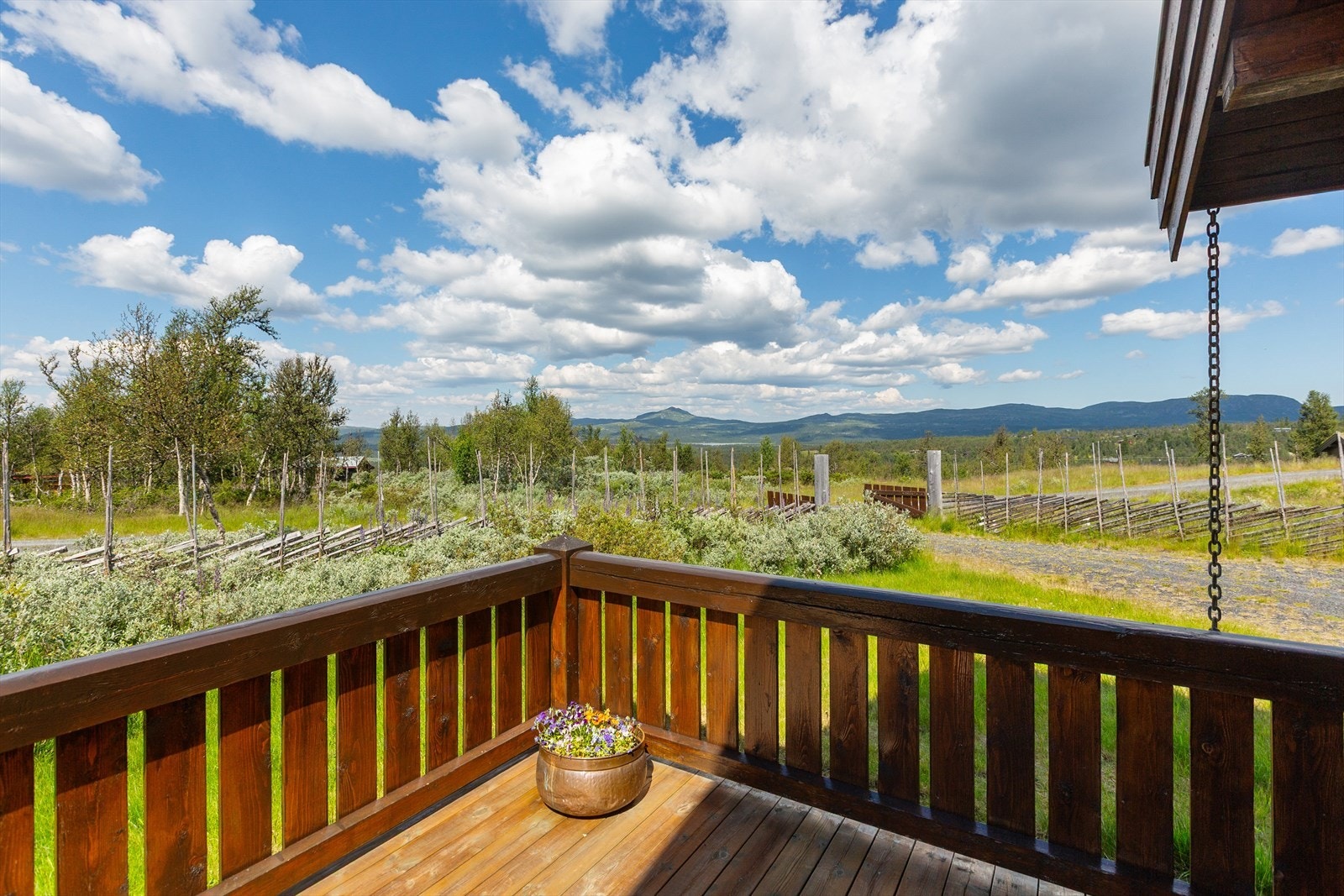 Når en kommer opp til Lenningen og ser områdets vakre natur og flotte turterreng er det lett å skjønne hvorfor dette er et attraktivt hytteområde! Galleribilde