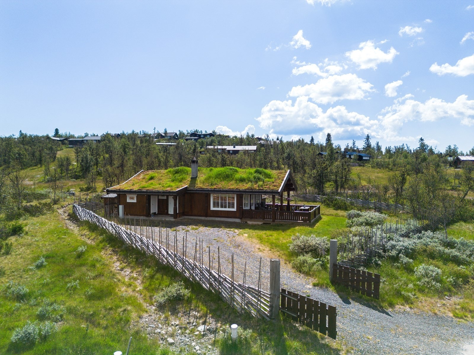 Her er det åpent og solrikt til med nydelig utsikt til Djuptjernkampen, Solskiva, Røssjøkollane, Langsua Nasjonalpark, Rundemellen, Skarvemellen og til fjellene i Jotunheimen. Galleribilde