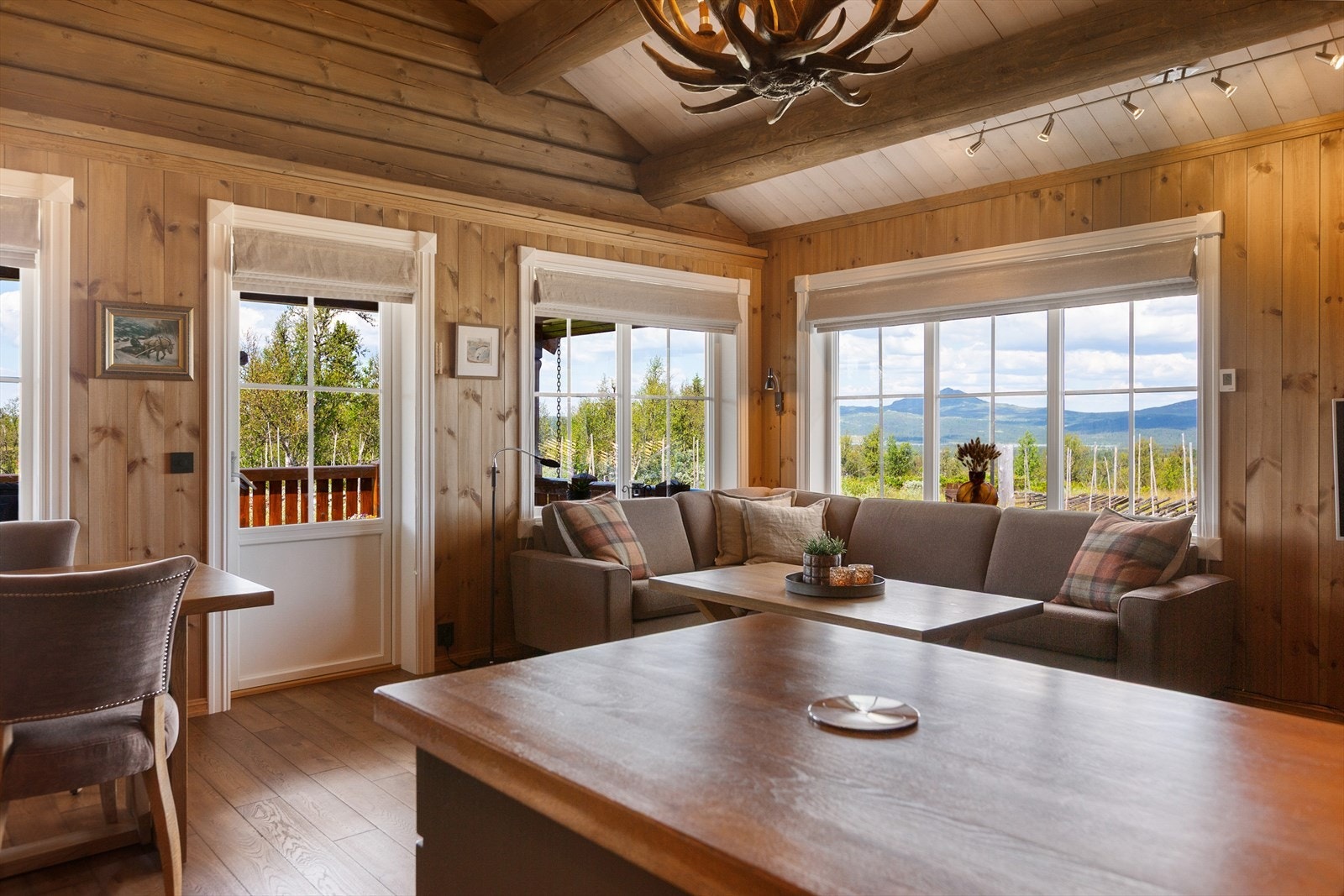 Det er høy hyttestandard på overflater, materialvalg og utstyr, samt innlagt strøm, vann og avløp. I tillegg har hytta flere praktiske, innebygde og plassbesparende løsninger. Galleribilde