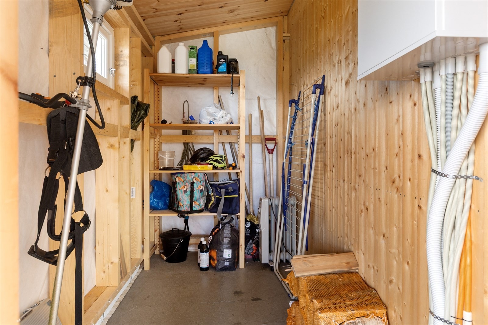 Hytta har også en romslig utebod med plass til alt en trenger av utstyr, for eksempel ski, sykler, grill med mer. Galleribilde