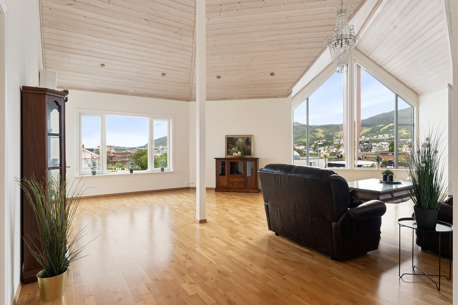 Videre kommer du inn i den romslige stuen med svært god takhøyde. Galleribilde