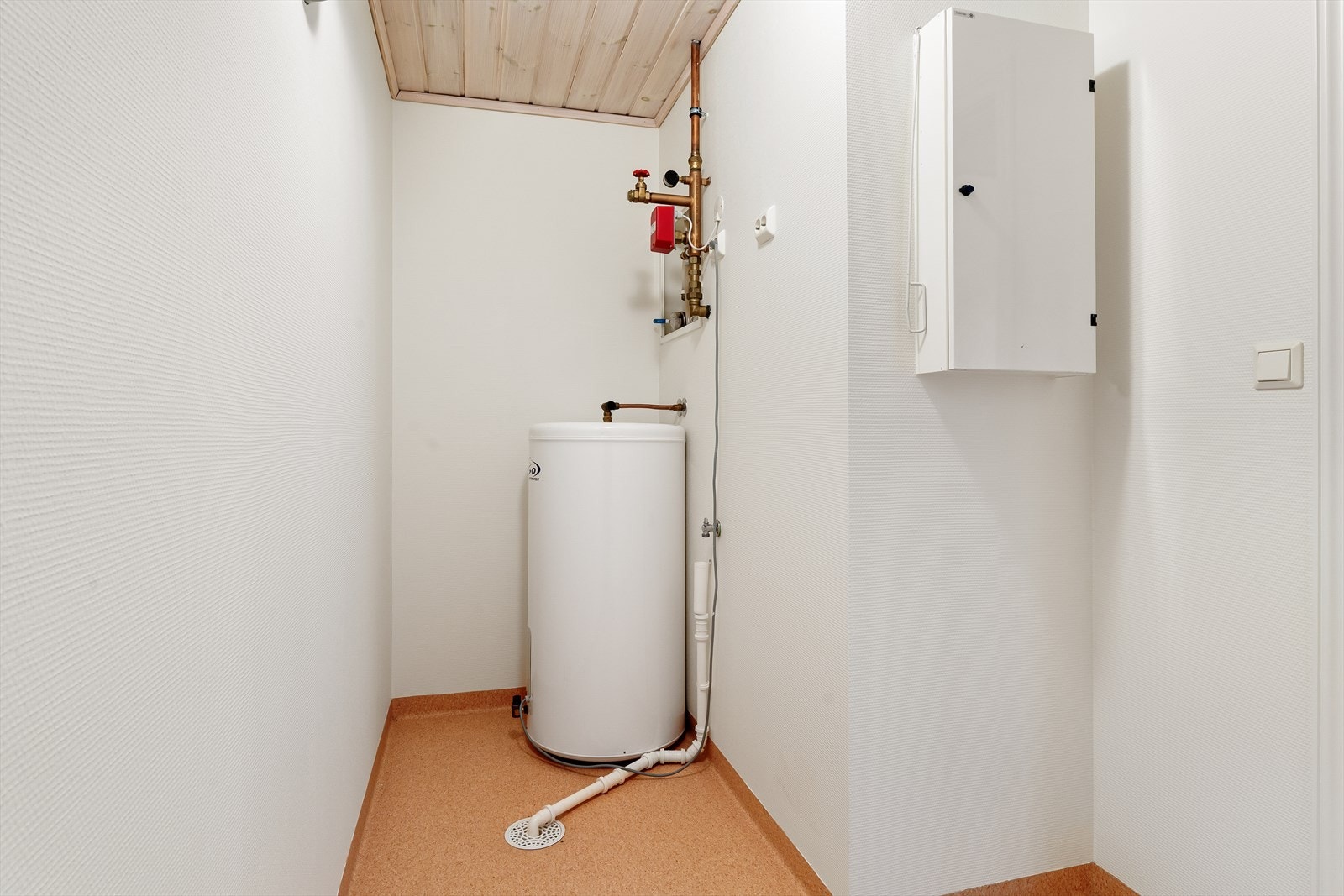 Vaskerom/ teknisk rom med lagringsloft. Galleribilde