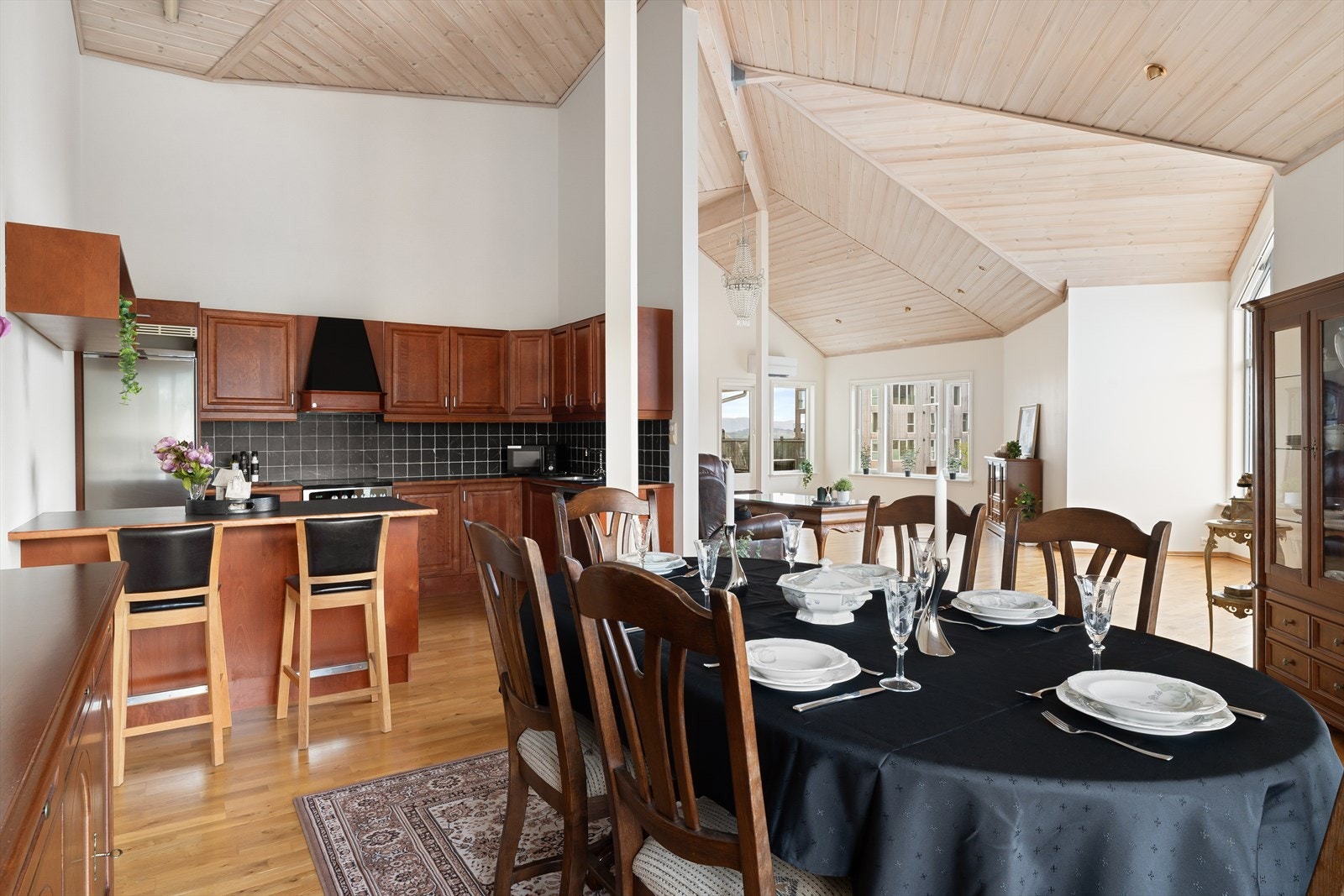 Ved kjøkkenet er det god plass til spisegruppe hvor en kan dekke opp til flere. Galleribilde