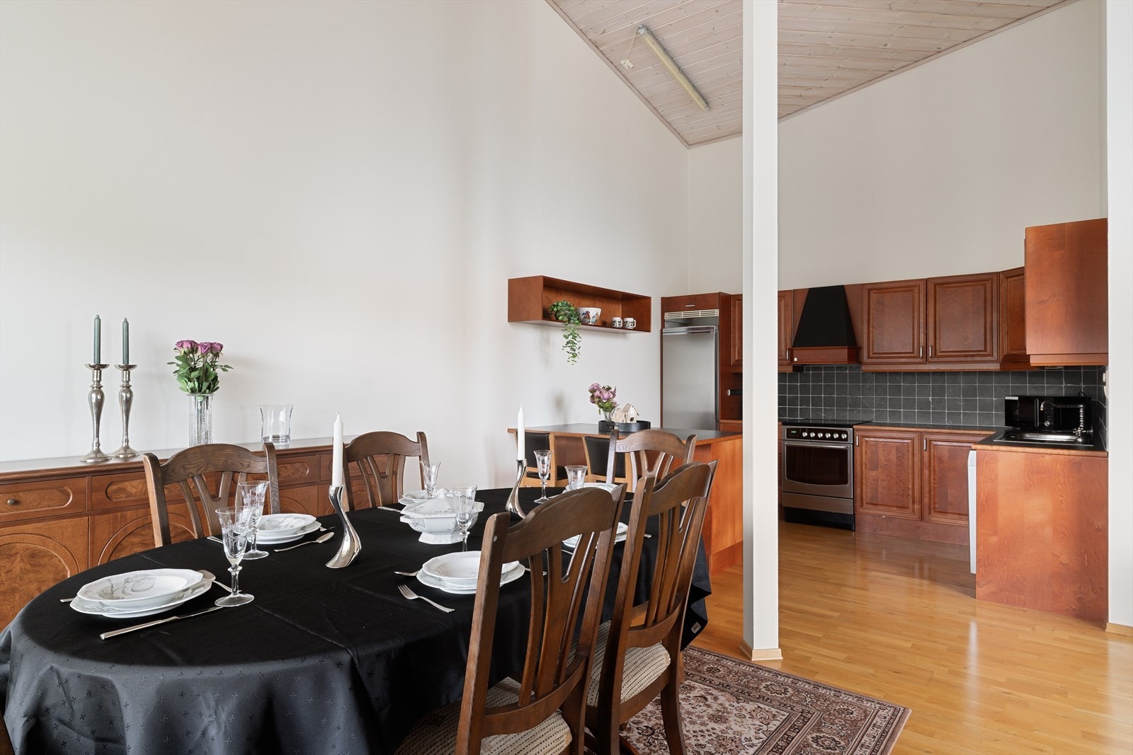 Et praktisk kjøkken med delvis åpen løsning mot stuen gir en sosial og åpen atmosfære. Galleribilde