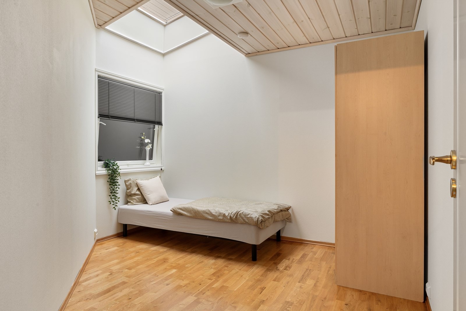 Det andre soverommet har nylig fått nytt takvindu (august 2025), som sikrer et behagelig lysinnslipp i rommet. Galleribilde