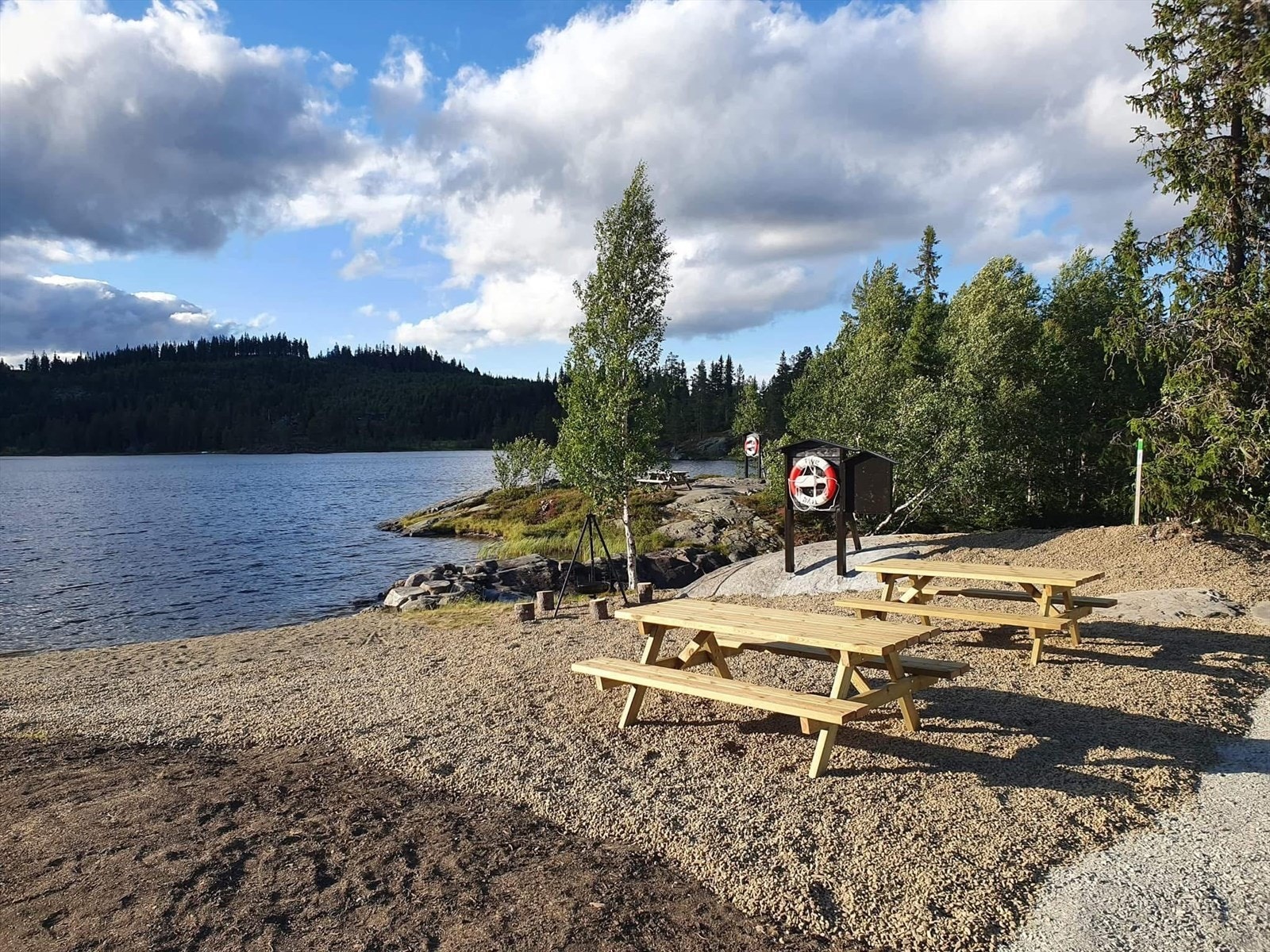 Den nyopprustede badeplassen ved Damtjedn like ved eiendommen er et flott rekreasjonsområde med flytebrygge og badstu på hjul som gir gode muligheter for bading og hygge gjennom hele året. Galleribilde
