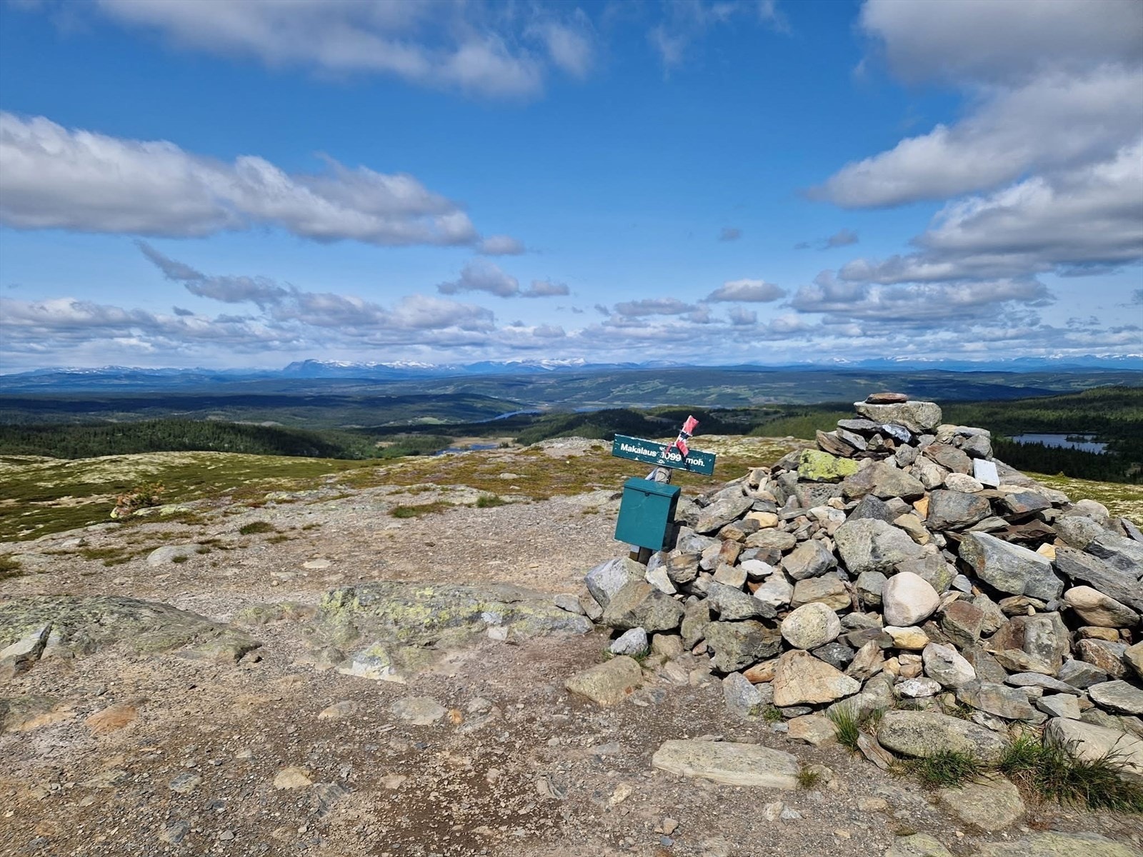 En tur opp på Makalausfjellet (1.099 moh) hvor en kan nyte vid utsikt utover store fjellområder kan virkelig anbefales - like fint sommer som vinter. Galleribilde