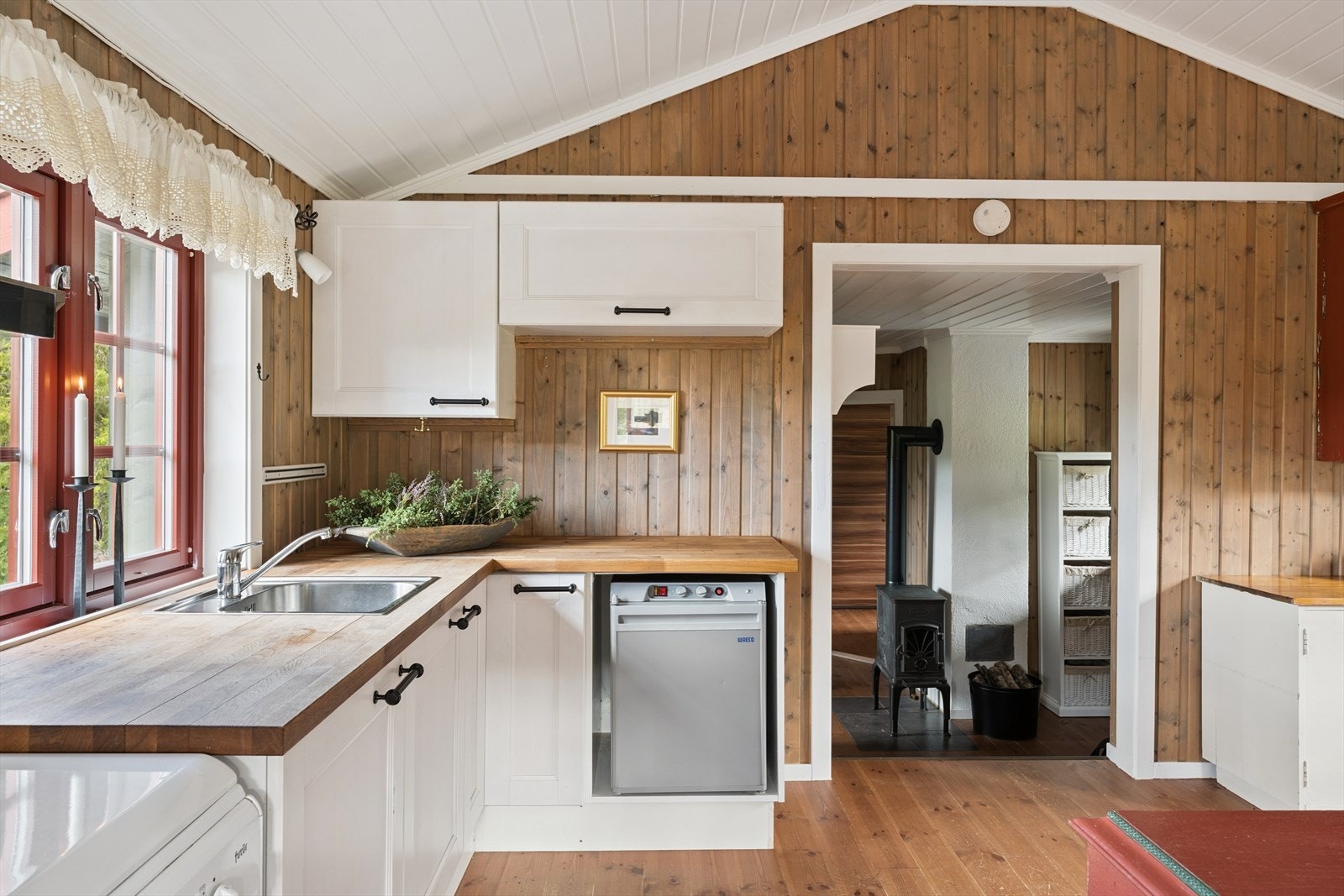 Kjøkkenet har opplegg for gassfyrte hvitevarer som kjøleskap og komfyr. Galleribilde