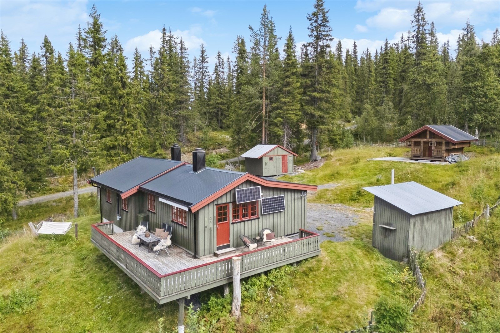 Fritidseiendommen består av en hovedhytte, et koselig anneks/stabbur og to praktiske uthus. Galleribilde