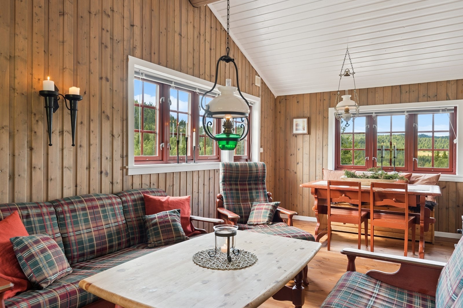 De store vindusflatene gir god utsikt og slipper mye naturlig lys inn i hytta. Galleribilde