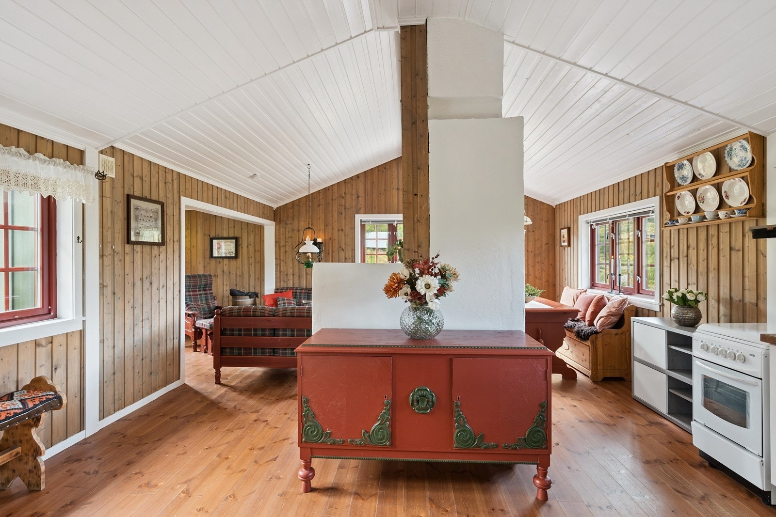 Den åpne løsningen mellom stue, spiseplass og kjøkken skaper en lys og sosial atmosfære, med god plass til både sofakrok og stor spisegruppe. Galleribilde