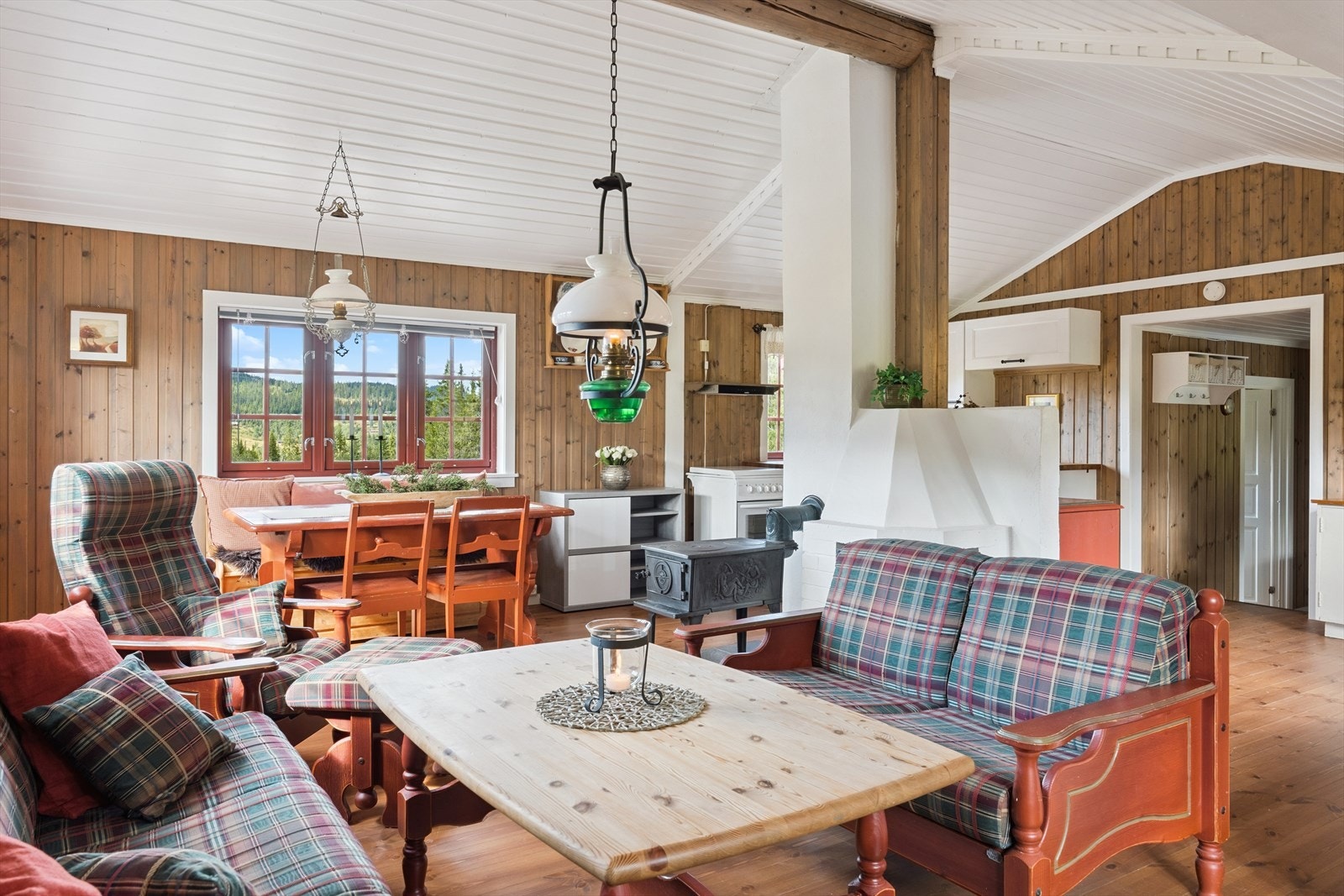 Stuedelen har mønet himling med synlig rundstokk i mønet. Galleribilde