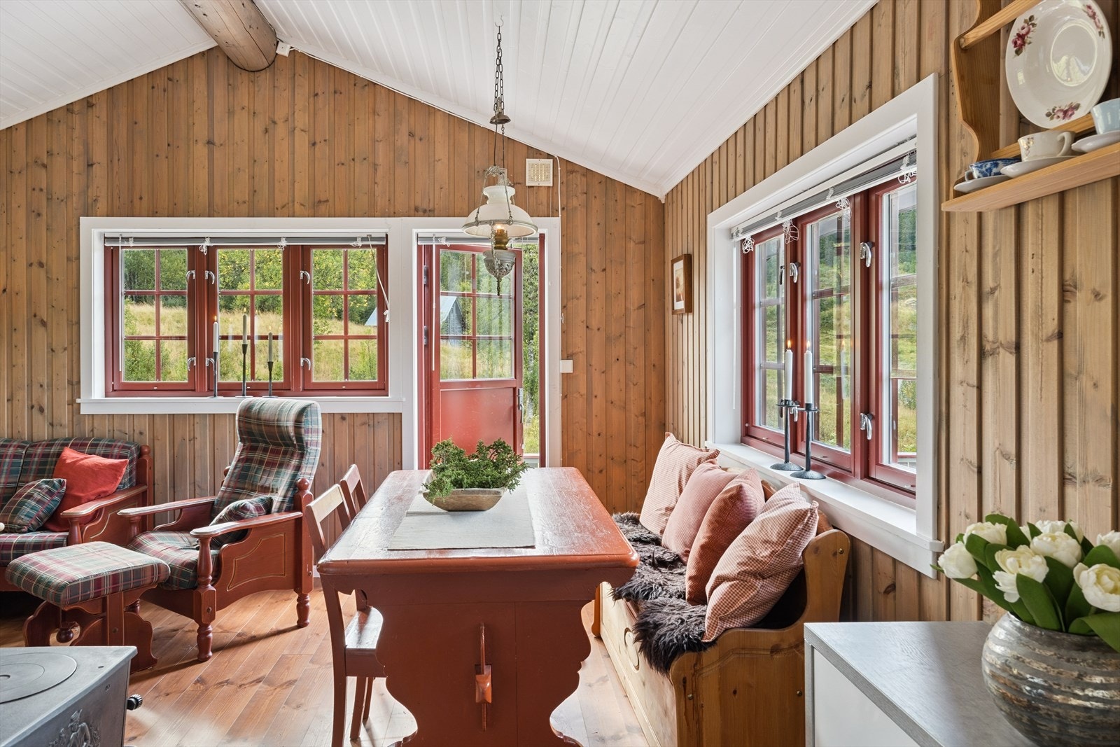 Frokosten nytes gjerne rundt spisebordet med utsikt mot omkringliggende natur. Galleribilde