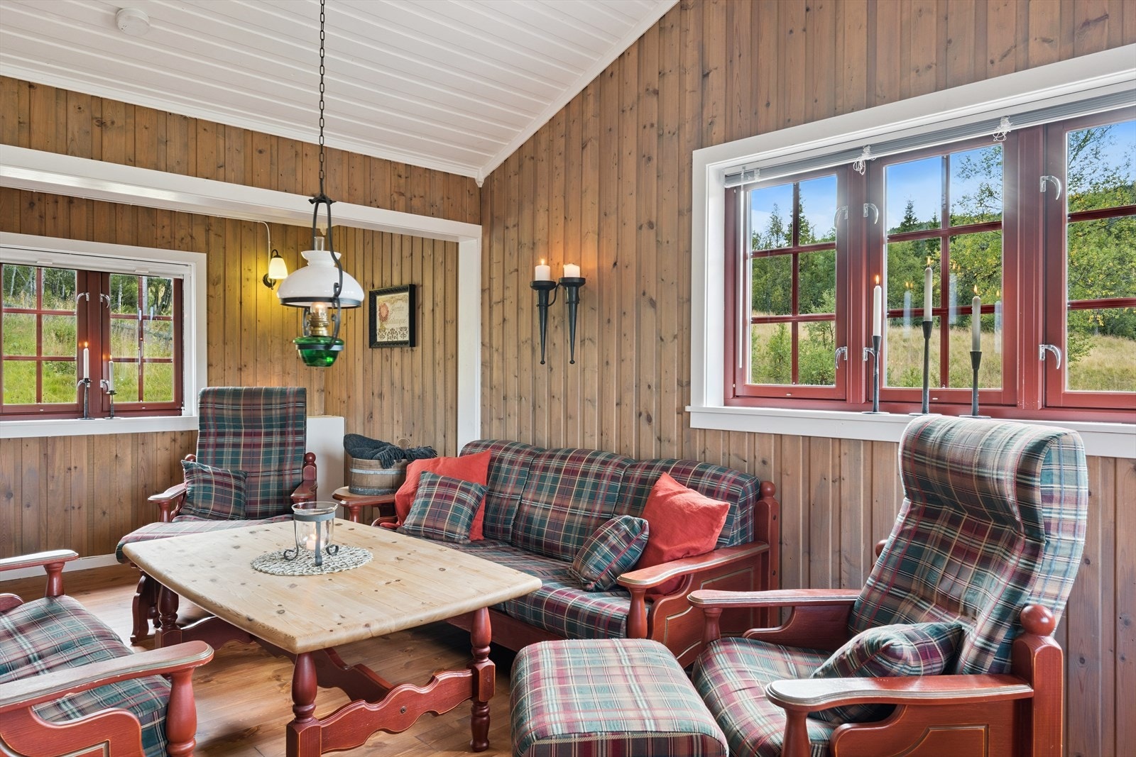 Lite er bedre enn å krype opp i sofaen en fredagskveld, gjerne med en god bok og en stor skål smågodt. Galleribilde