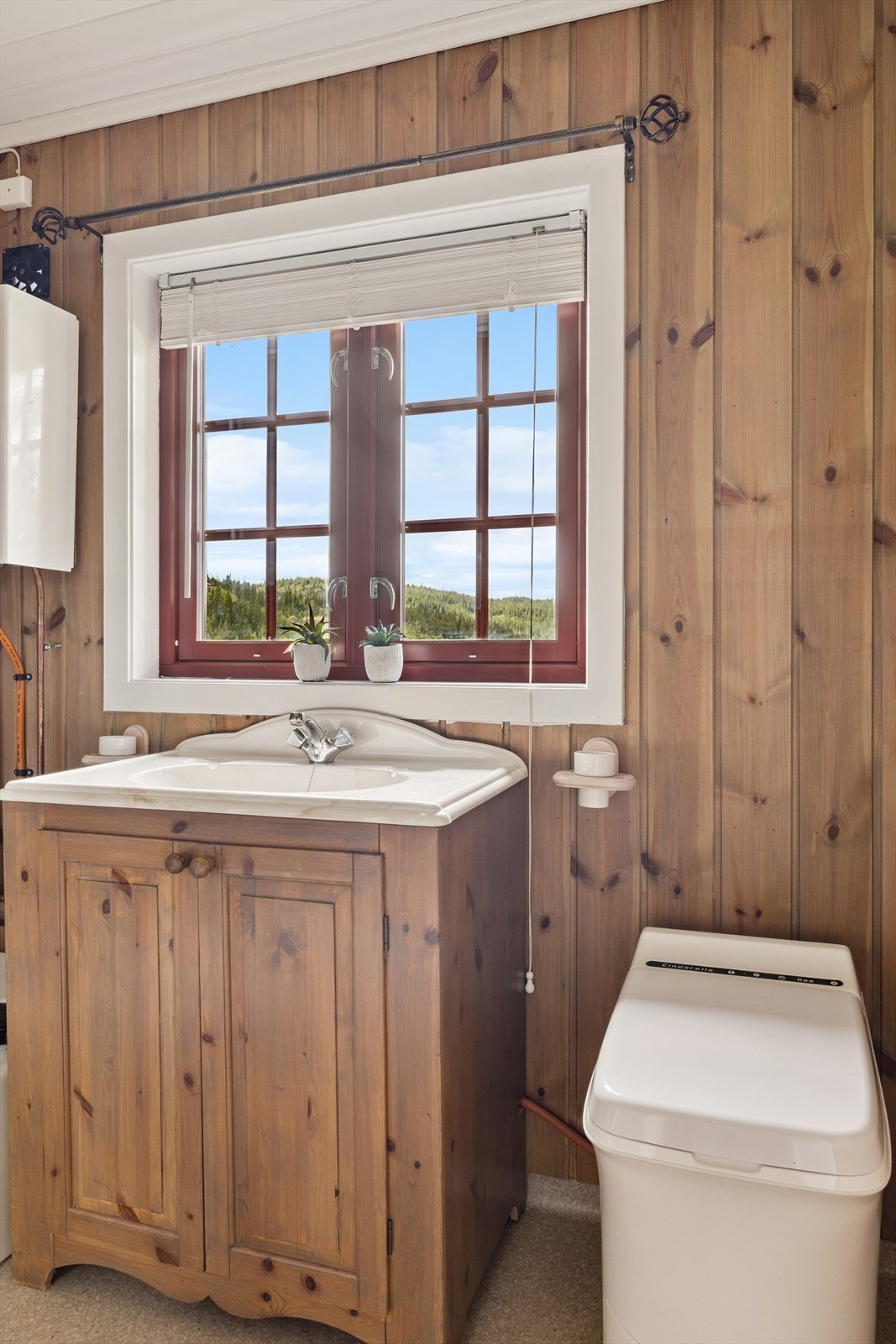 Det er lagt opp røropplegg med vanntank, vannpumpe og gassvarmer som gir både varmt og kaldt vann til kjøkken og bad. Galleribilde