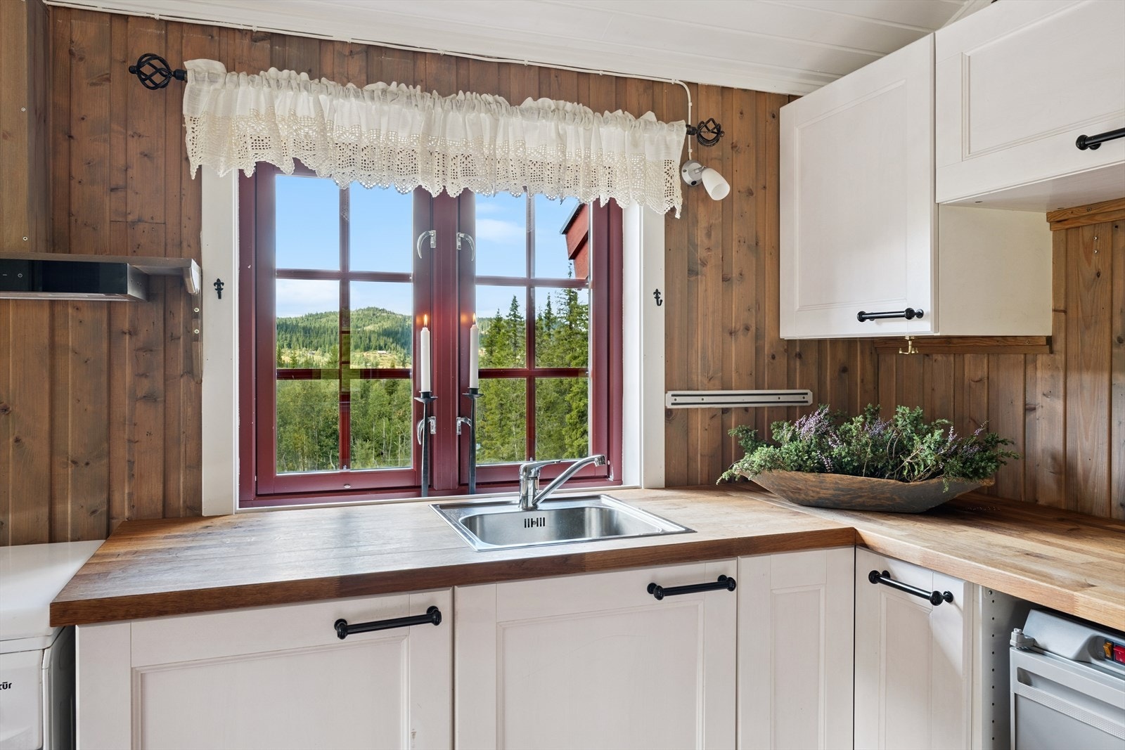 Hytta fremstår innbydende og praktisk, og fra kjøkkenbenken har du utsikt rett ut mot naturen - en hyggelig ramme rundt matlagingen. Galleribilde
