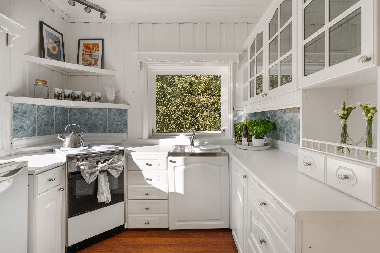 Kjøkkenet er enkelt, men med strøm innlagt og både kjøleskap og komfyr på plass, ligger alt til rette for et komfortabelt opphold. Galleribilde