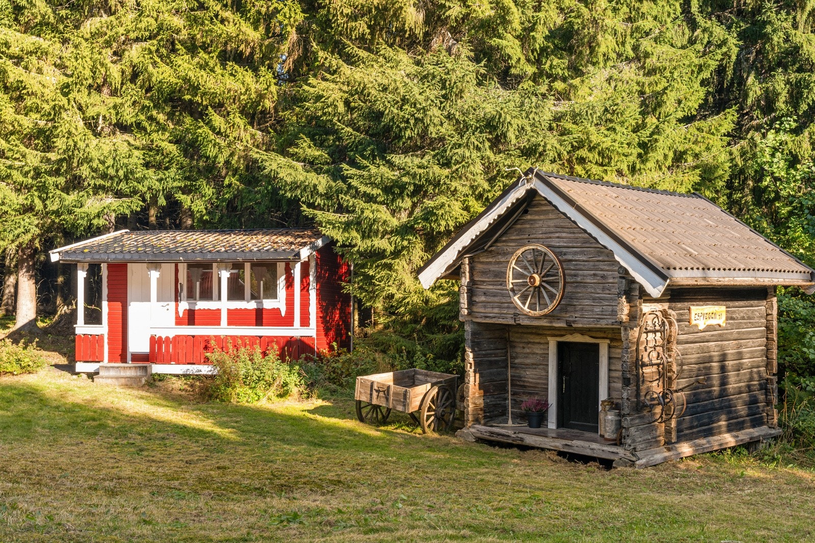 På tomten er det oppført et koselig stabbur og en utebod som ikke er ferdigstilt. Galleribilde