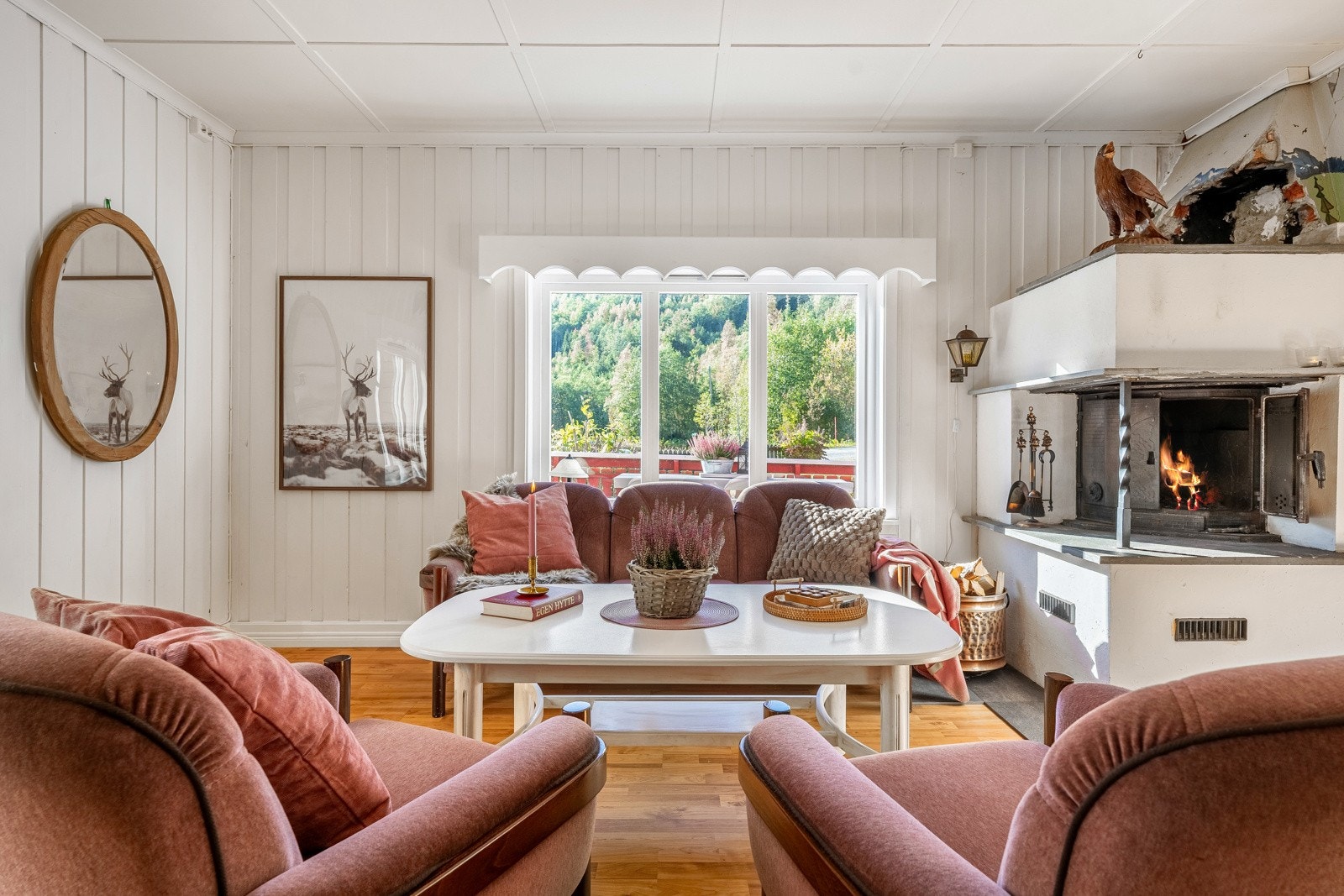 Hytta er pent innredet, og overtas slik den står med alt av interiør, møblement og utstyr. Galleribilde