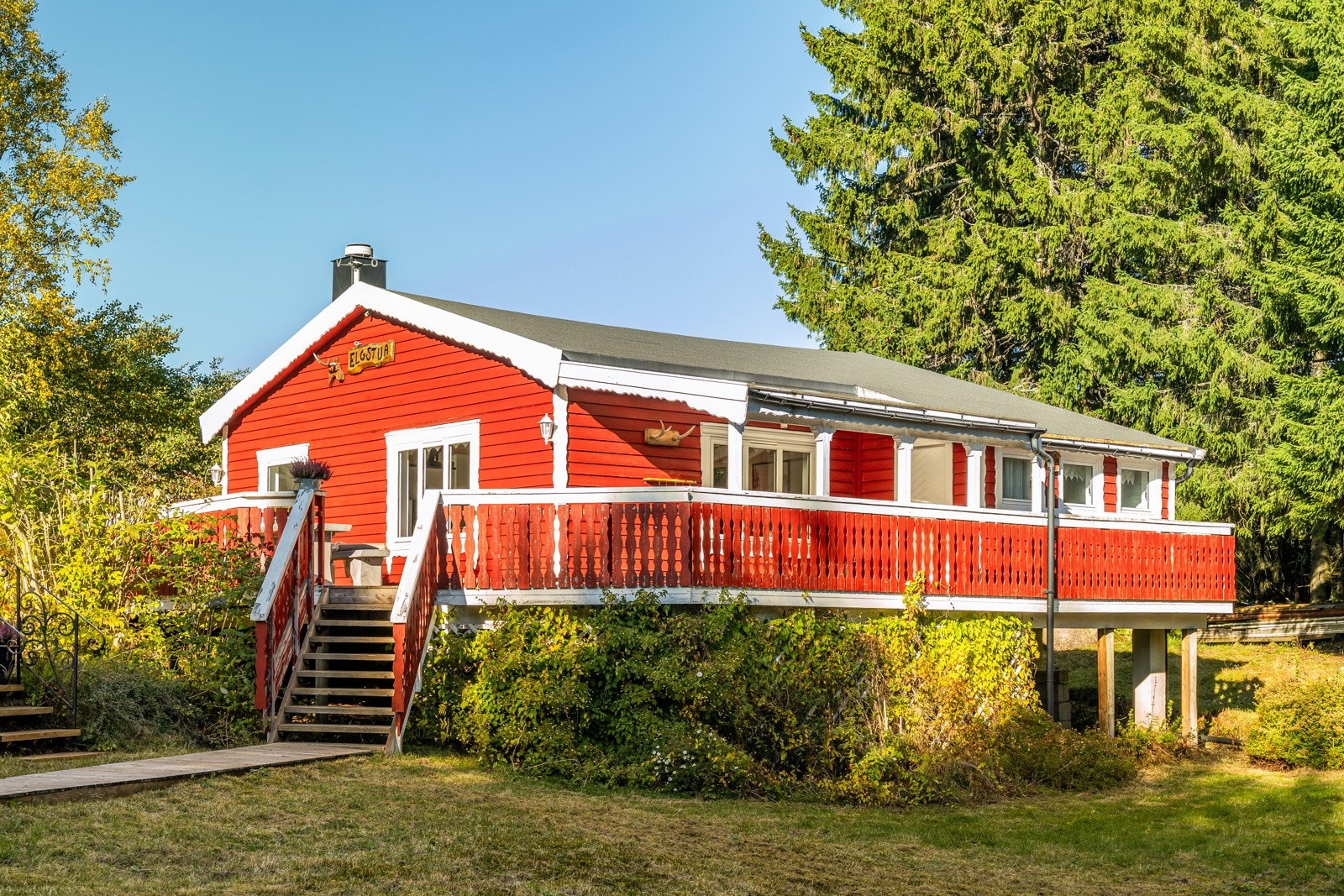 Rundt store deler av hytta er det etablert en romslig veranda med god plass til utemøbler og grill. Galleribilde