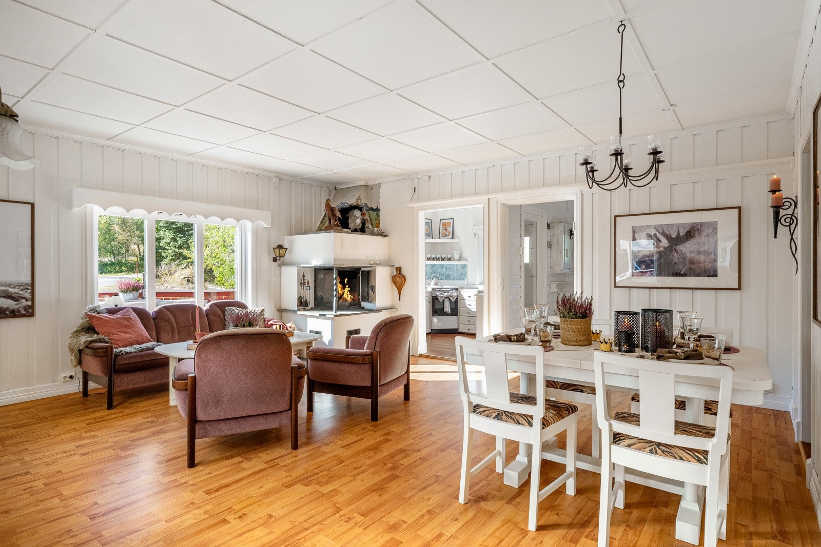 Oppholdsrommet fremstår åpent og luftig, med store vindusflater og lysmalte vegger. Galleribilde