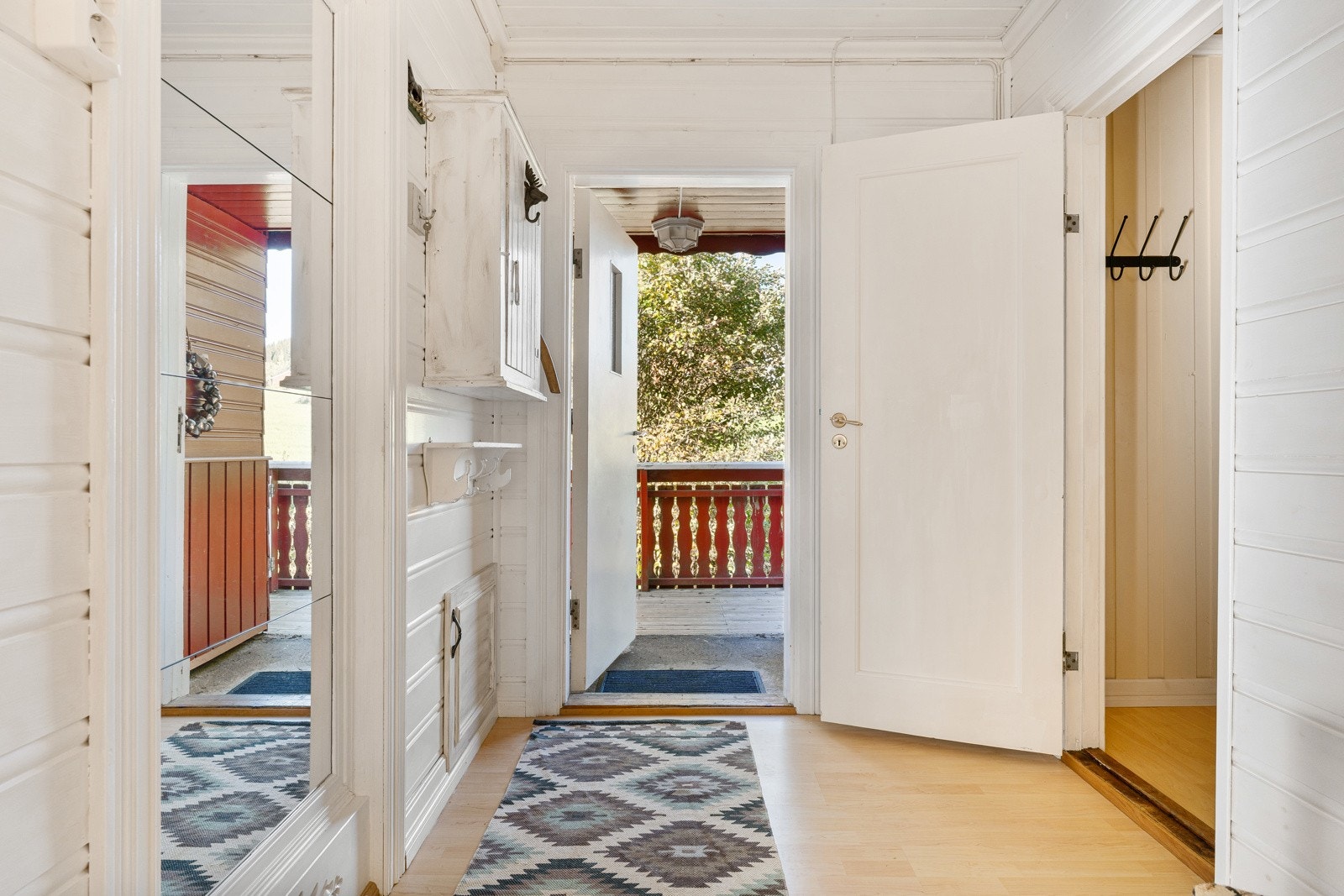 Innvendig består hytta blant annet av gang, tre gode soverom, et lyst oppholdsrom, kjøkken og et rom innredet med baderomsmøbel. Galleribilde