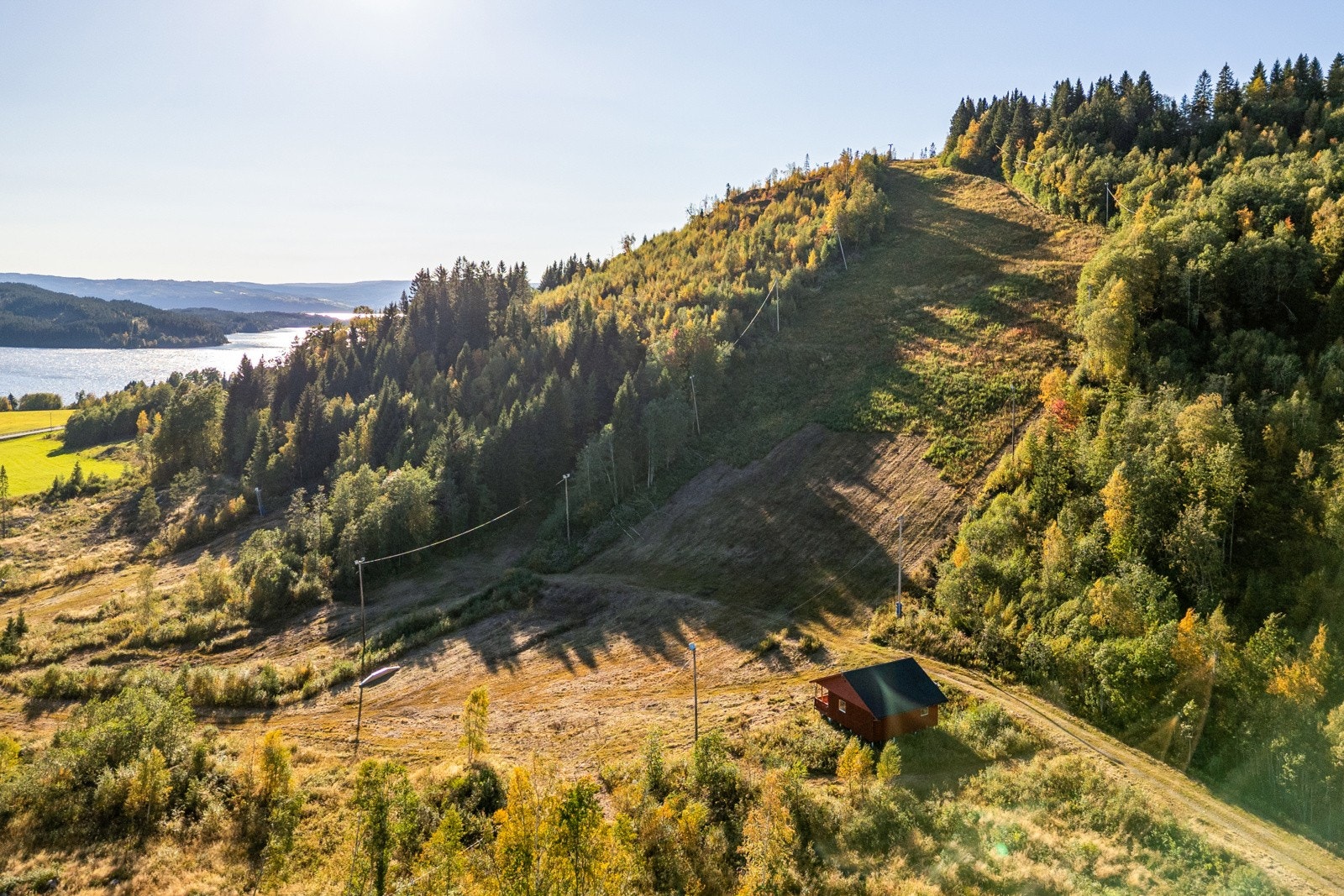 Like ved hytta ligger Saaslia skianlegg med heis, varmestue og kiosk. Galleribilde
