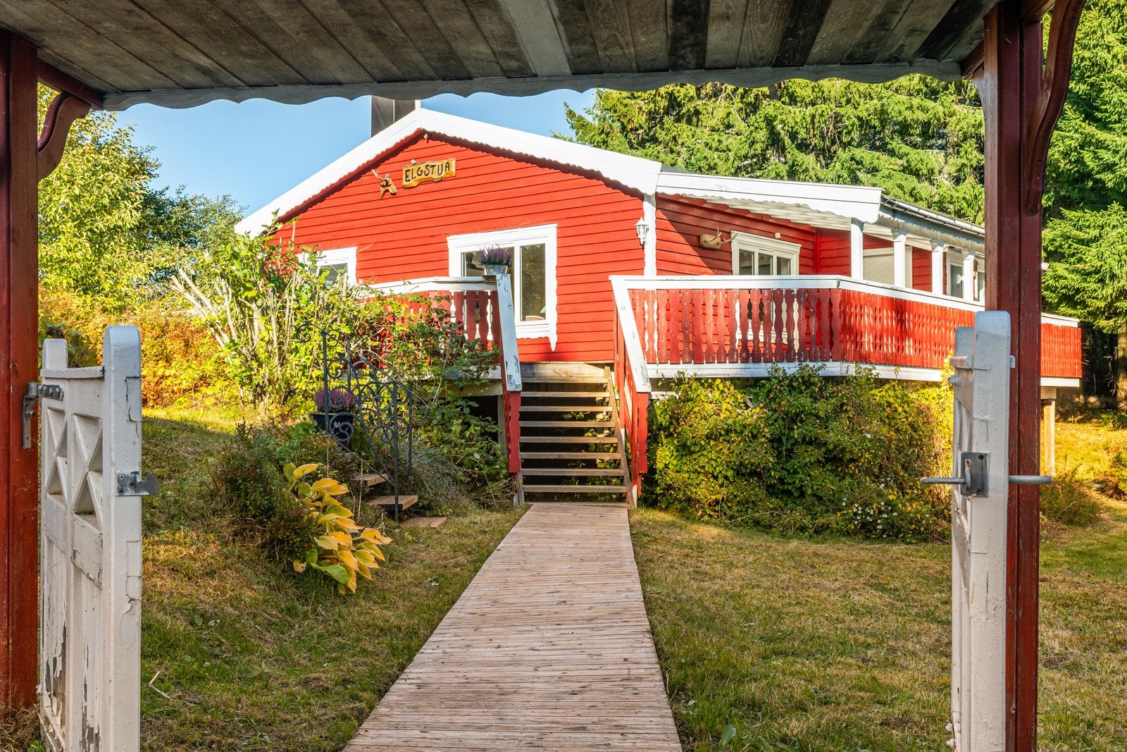 Tomten er pent opparbeidet med trær og beplantning, deriblant stauder, pæretre, rabarbra og blåbærlyng. Galleribilde