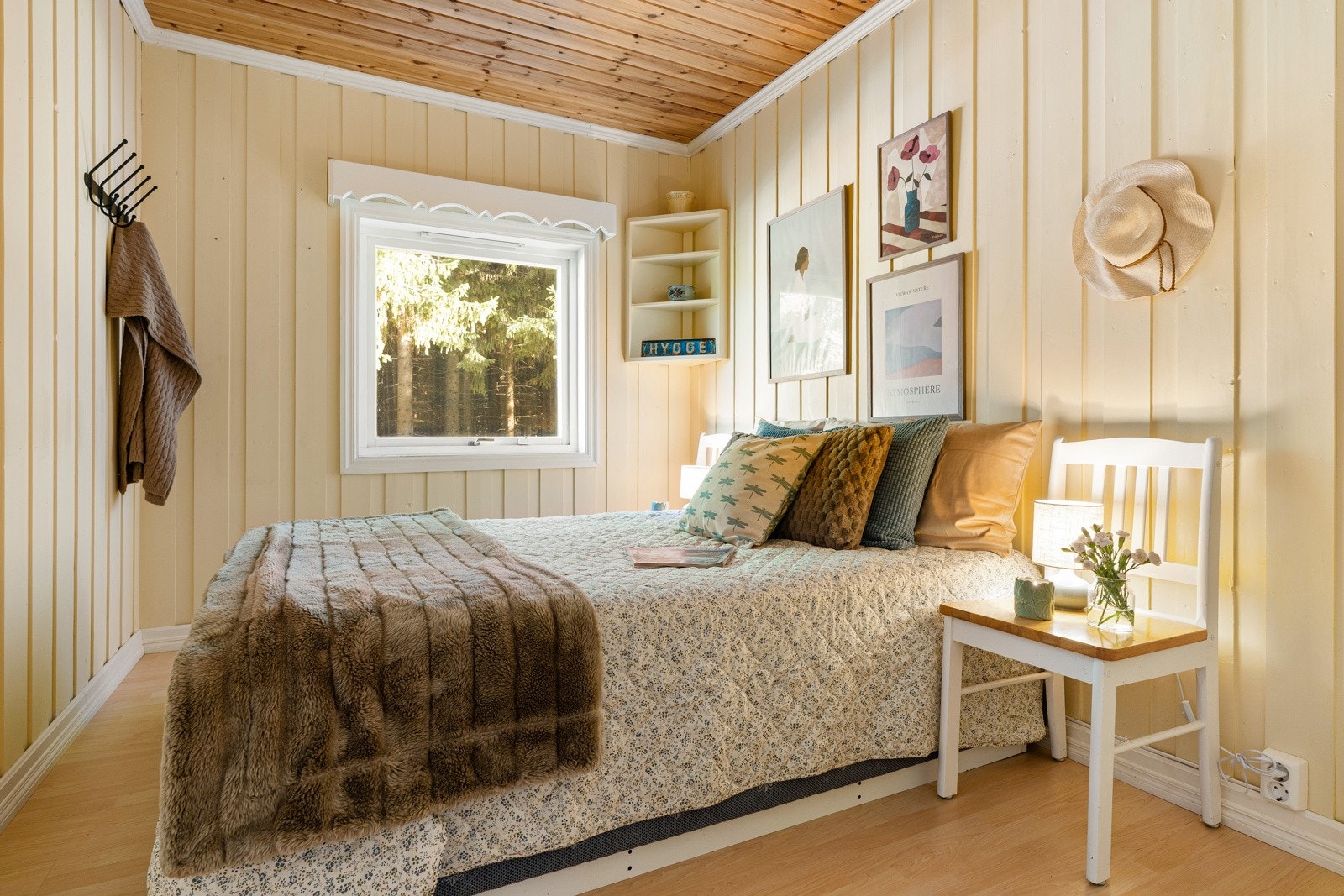 Hytten tilbyr tre soverom med totalt fem sengeplasser. Galleribilde