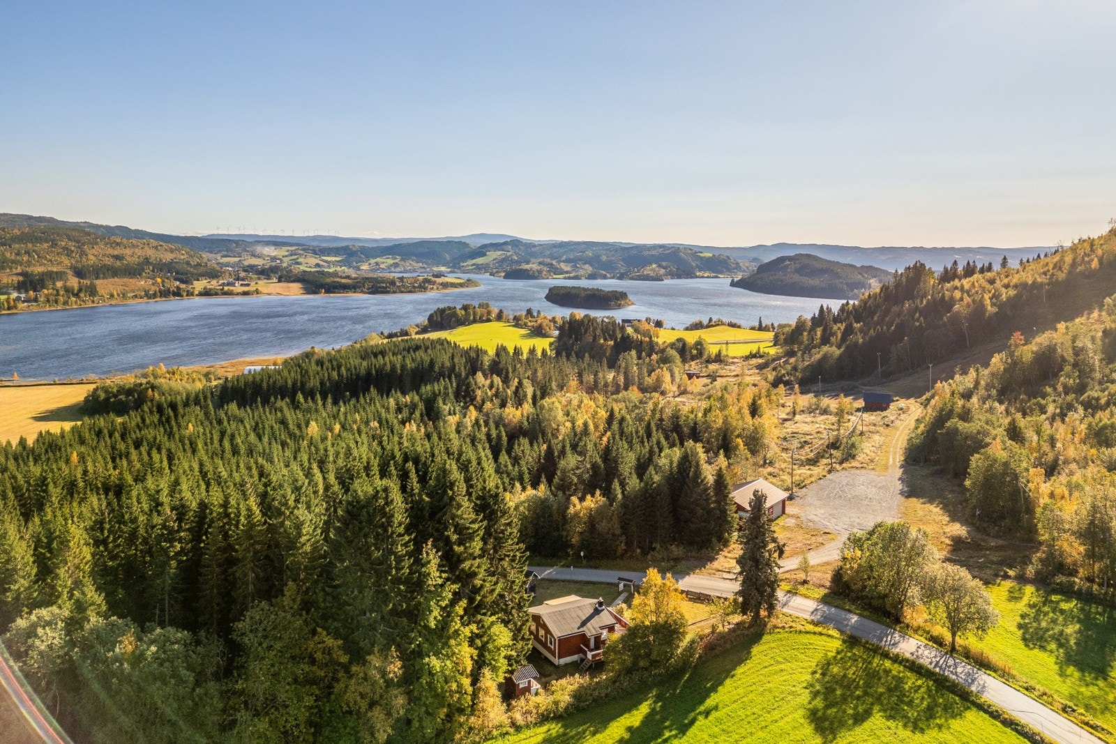 Her får du en naturnær hytte, med enkel tilgjengelighet og aktivitetsmuligheter gjennom hele året. Dette er en perfekt base for rekreasjon og gode opplevelser. Galleribilde