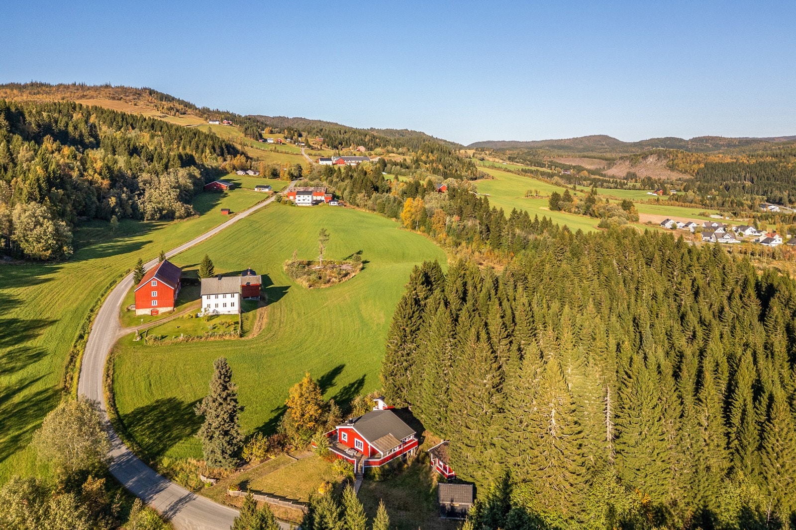 Hytta ligger i et område som er godt tilrettelagt for friluftsliv, med variert natur og rike muligheter for turer og opplevelser. Galleribilde
