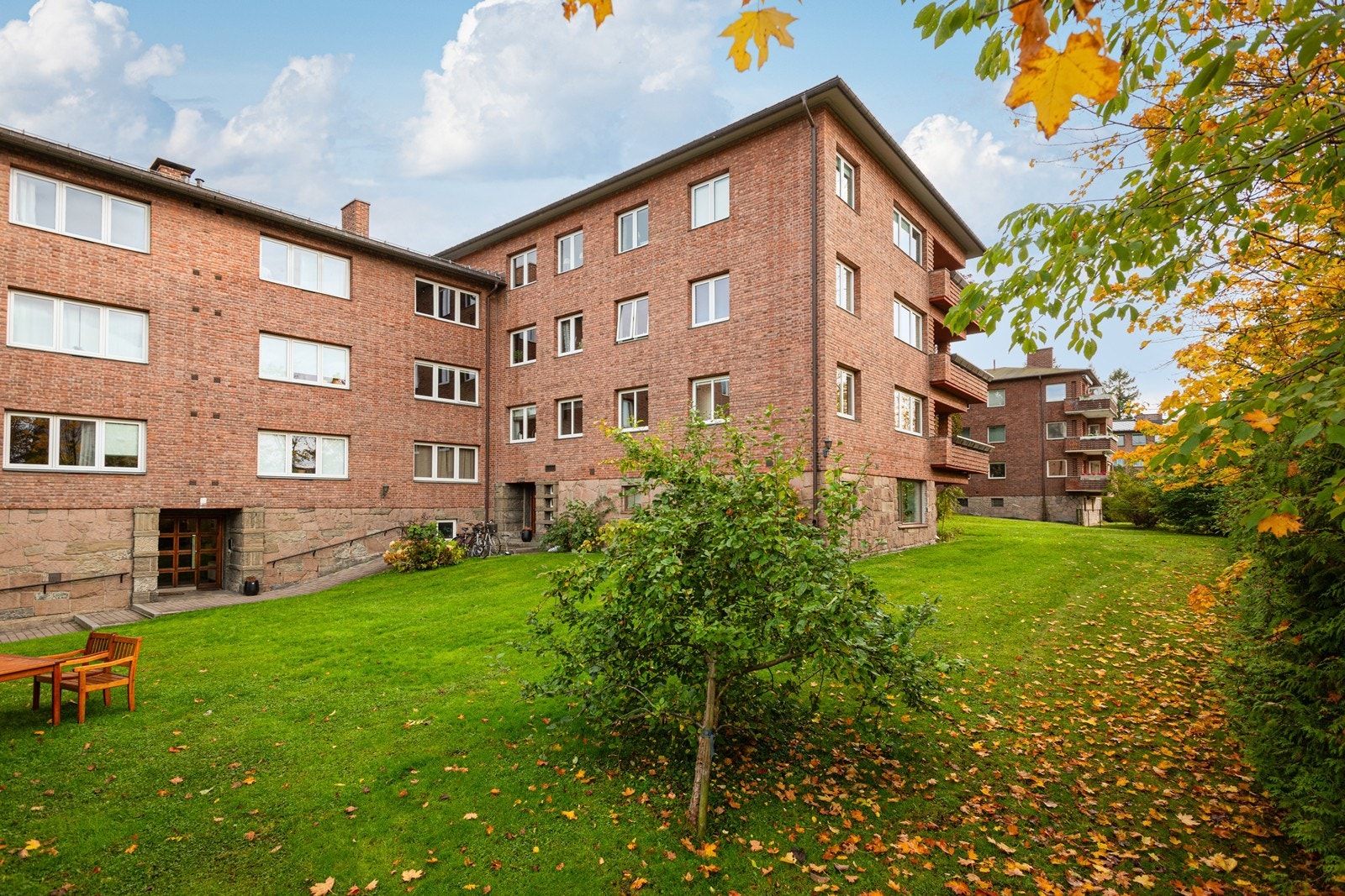 Den staselige bygården ble oppført i 1938 og er holdt i en nordisk klassisistisk stil fra mellomkrigstiden Galleribilde