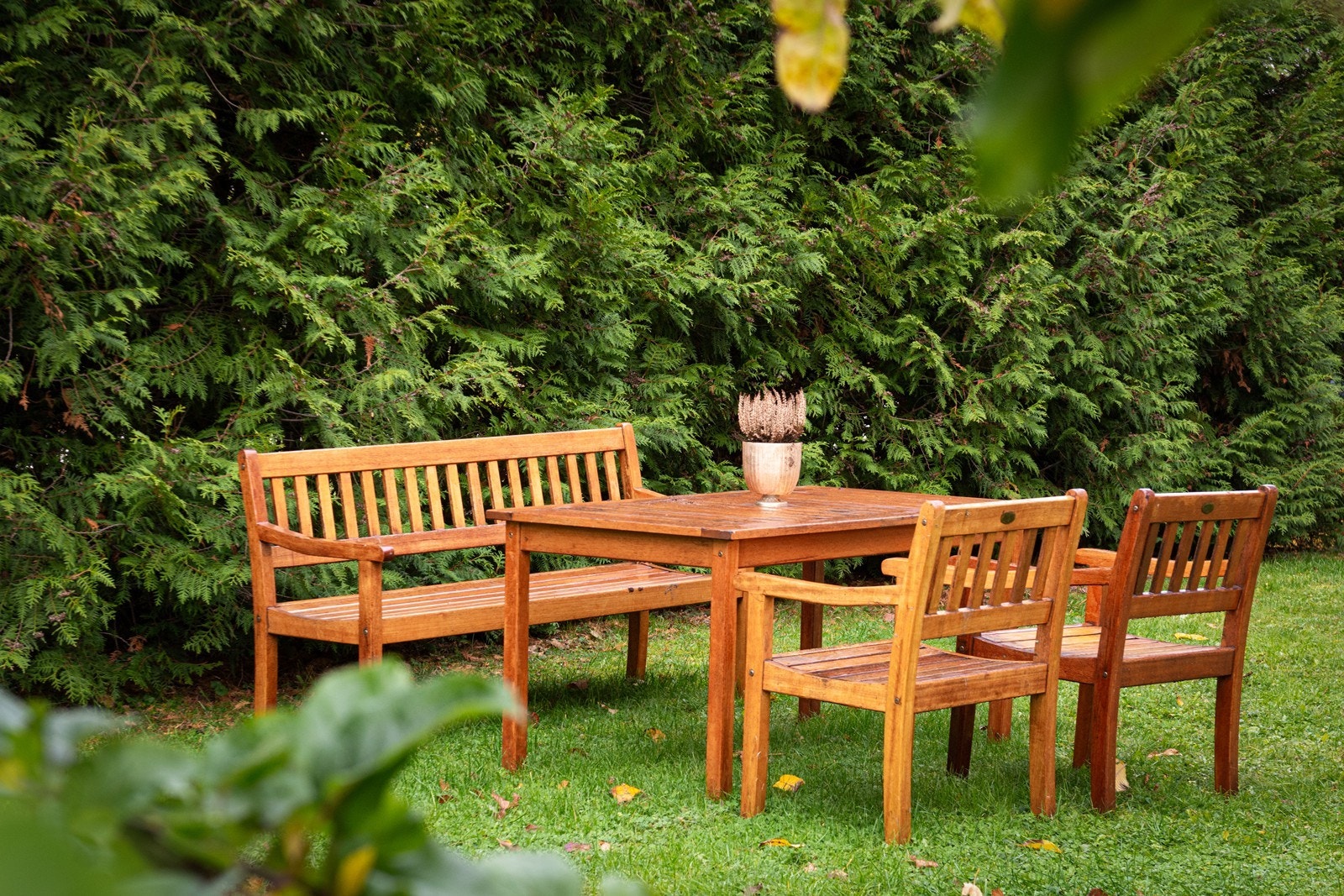 Hage med plen og sittegruppe - perfekt for late sommerdager Galleribilde