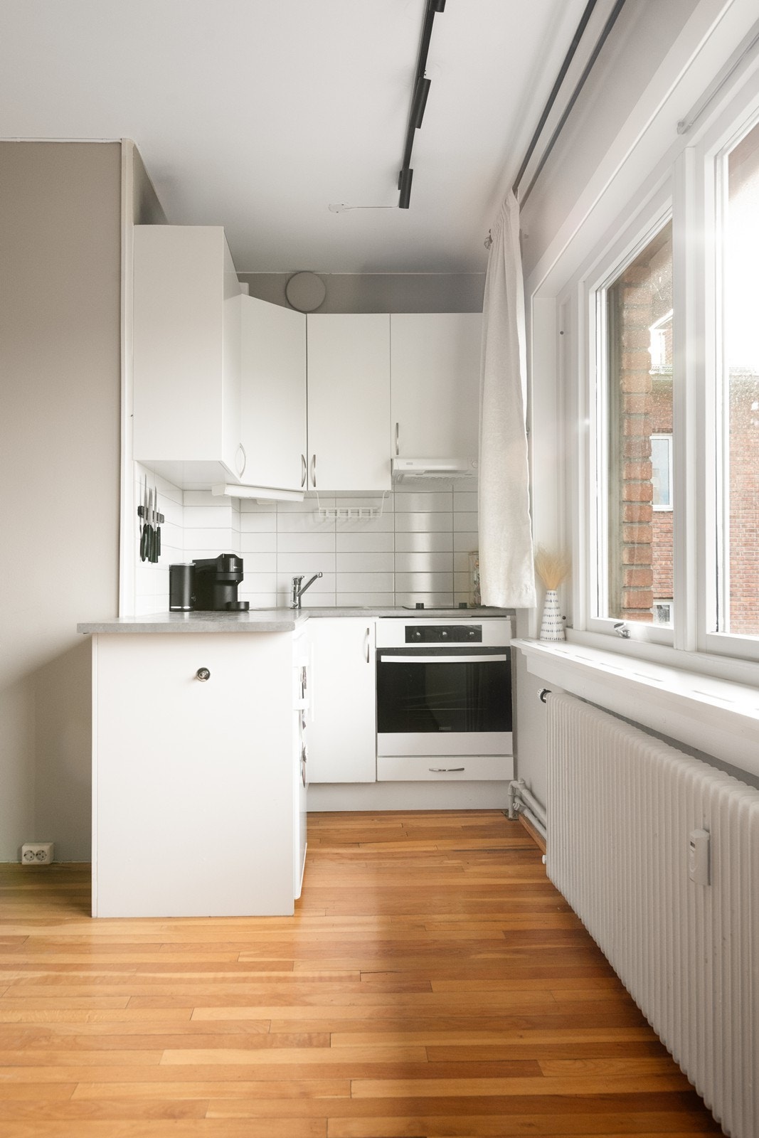 Delvis åpen kjøkkenløsning i naturlig nisje Galleribilde