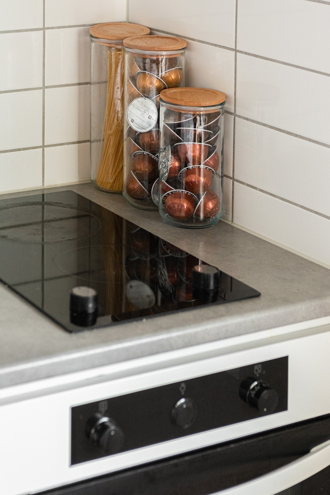 Det er integrert platetopp og stekeovn samt oppvaskmaskin Galleribilde