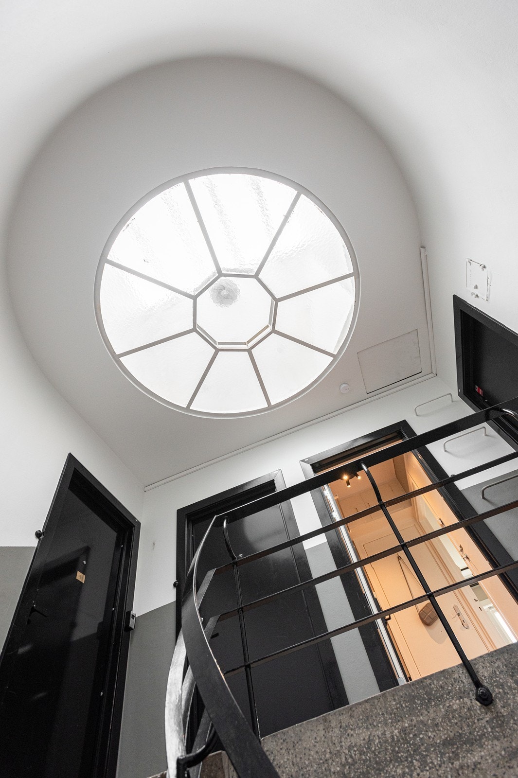 Flott trappeoppgang med takvindu som slipper inn rikelig med lys Galleribilde