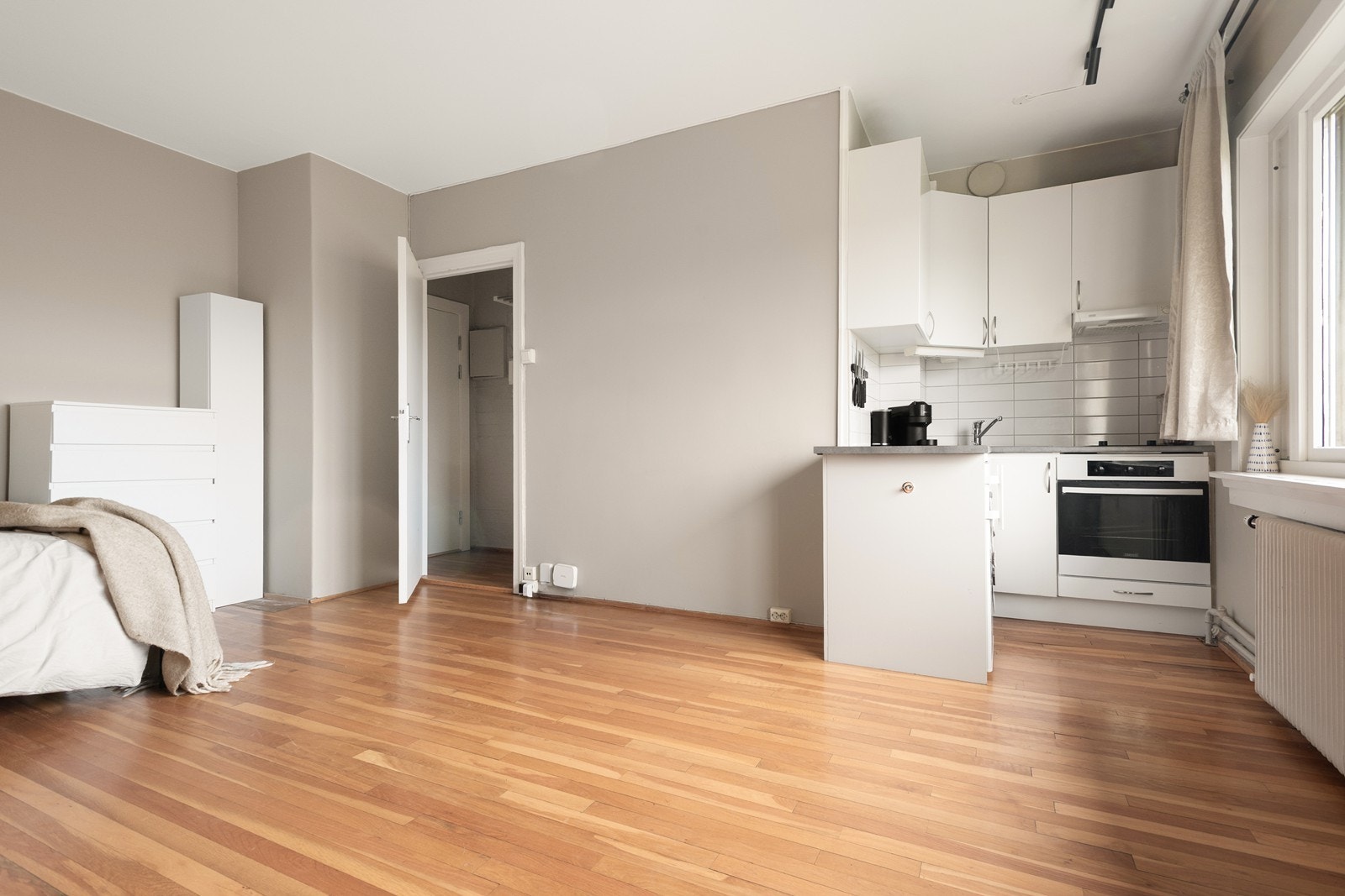 Romslig stue og kjøkken med gode møbleringsmuligheter Galleribilde