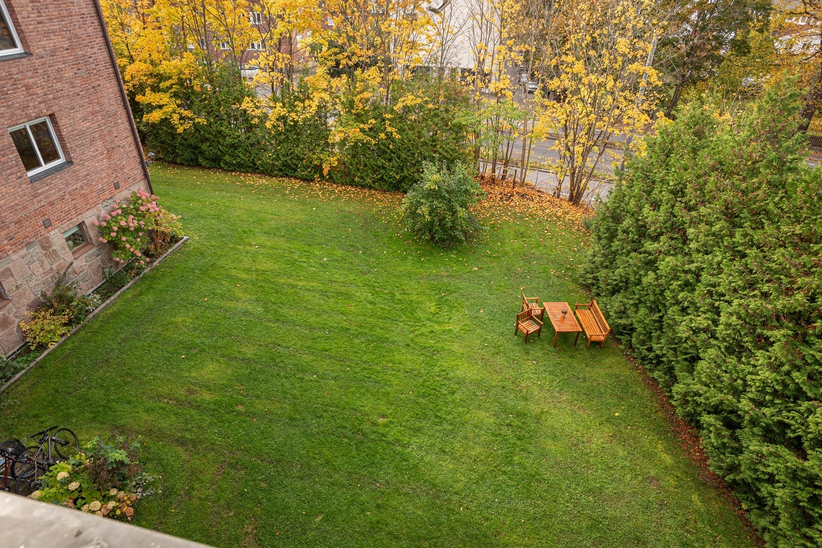 Hyggelig utsyn mot idyllisk felles hage Galleribilde