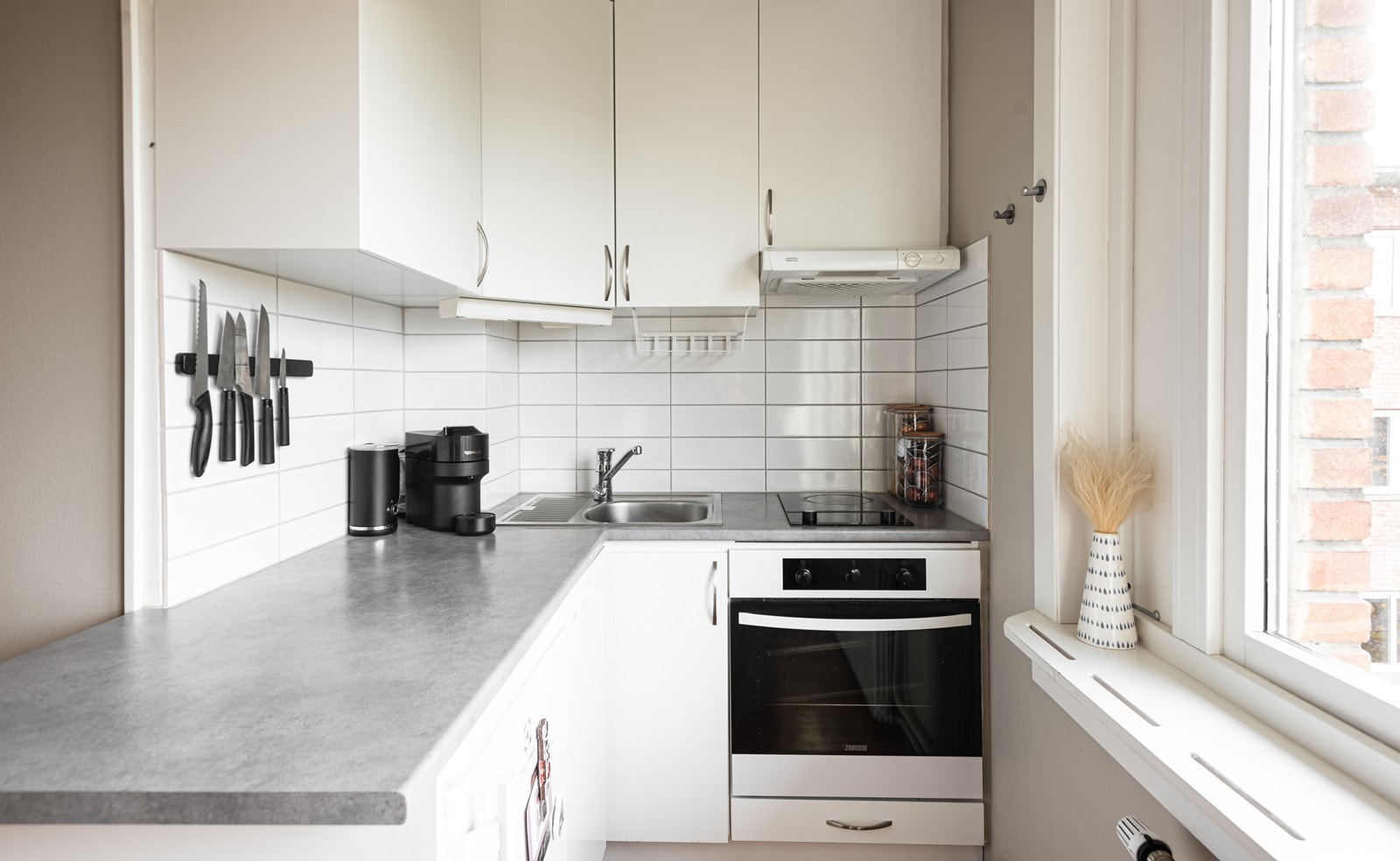 Godt utnyttet kjøkken med mye skap- og benkeplass Galleribilde