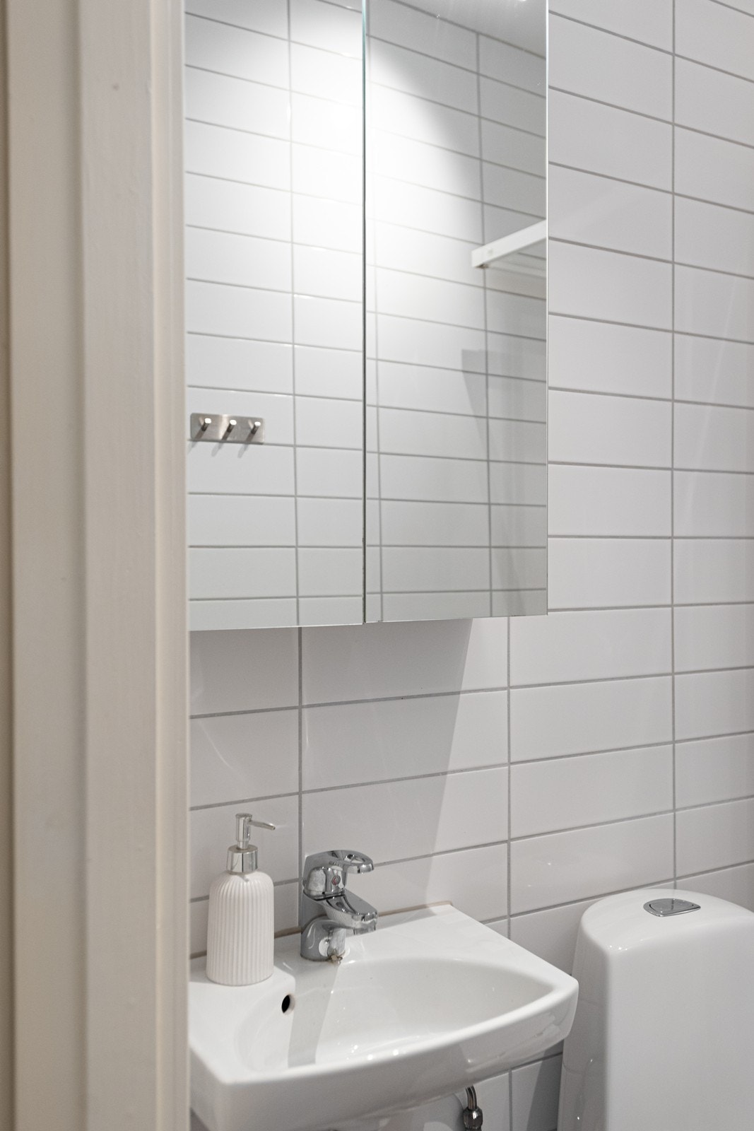 Badet er utstyrt med servant, wc og dusjkabinett Galleribilde