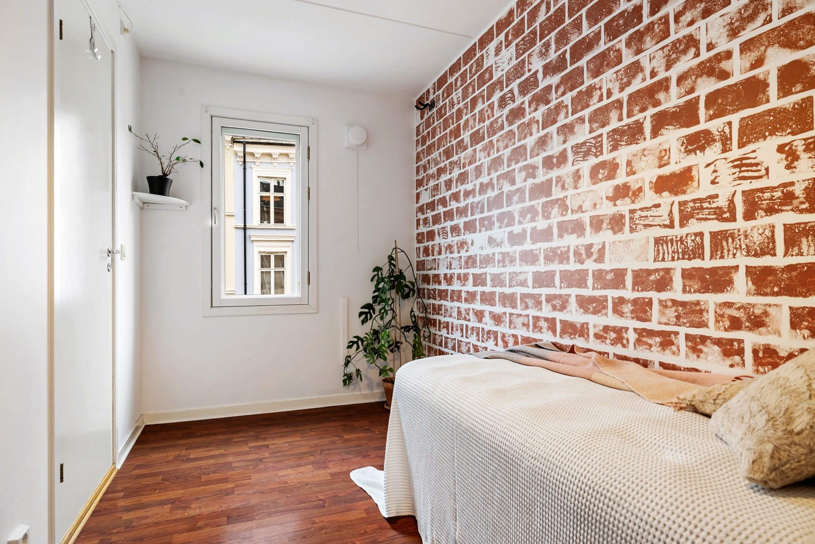 Rommet har plass til seng med tilhørende nattbord og en pult eller kommode, og passer godt som barnerom, gjesterom eller hjemmekontor, alt etter behov. Galleribilde