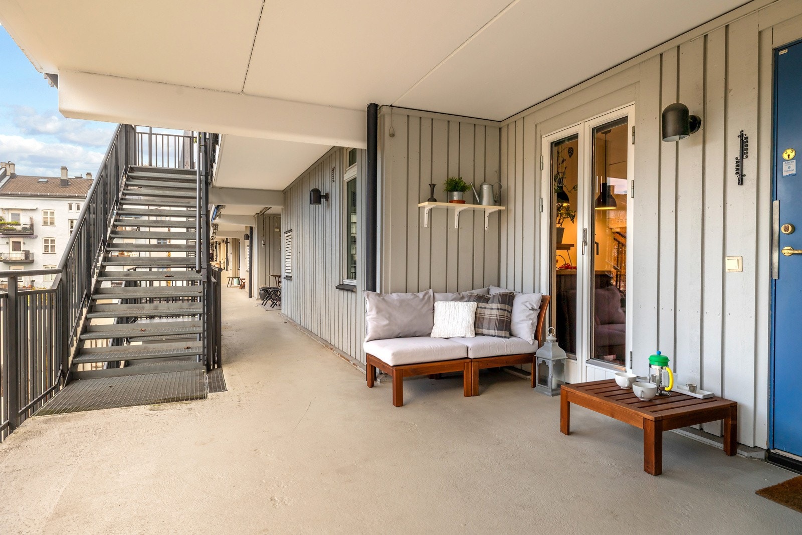 Leiligheten har adkomst via en felles svalgang som fungerer som gangforbindelse mellom leilighetene og et hyggelig, skjermet uteområde utenfor inngangspartiet. Galleribilde