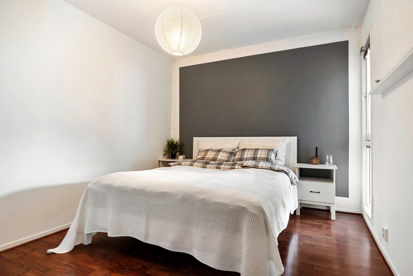 Hovedsoverommet vender inn mot en stille og skjermet bakgård, som gir et behagelig og rolig miljø. Galleribilde