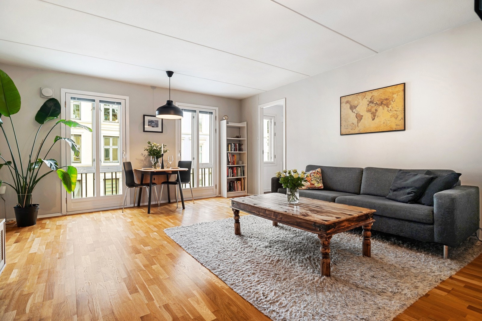 Stuen er lys og innbydende med store vindusflater som slipper inn rikelig med dagslys fra de franske balkongdørene. Galleribilde