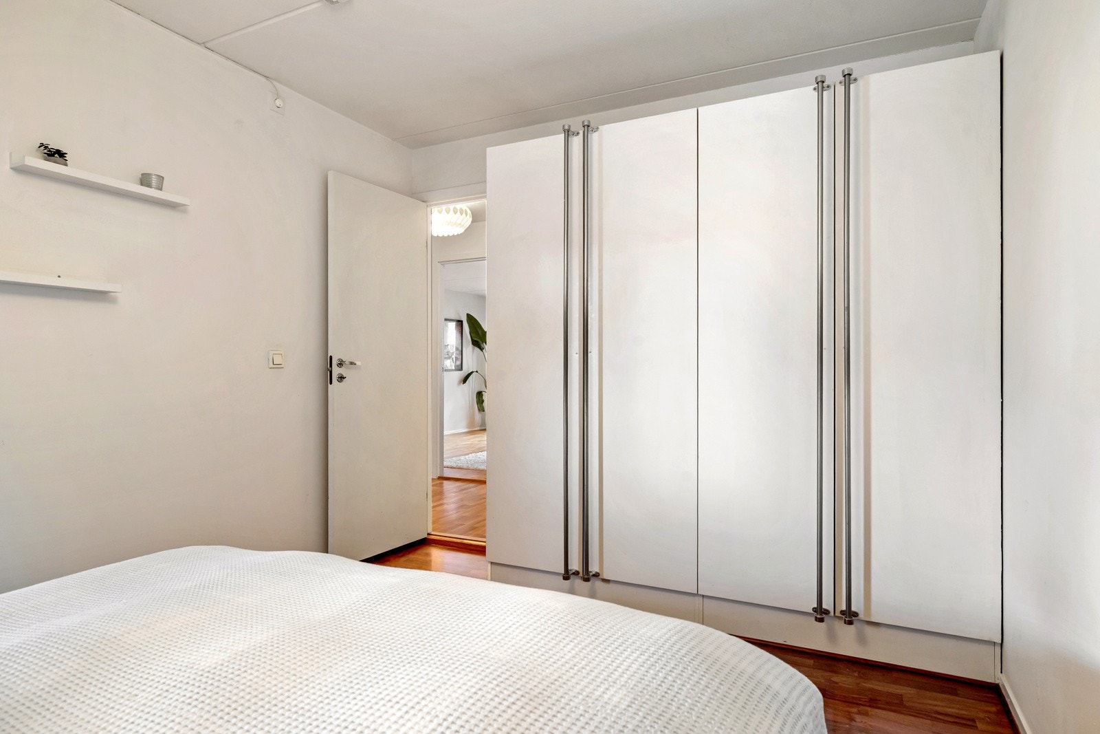 Rommet er innredet med et stort garderobeskap som gir rikelig lagringsplass til klær og tilbehør. Galleribilde