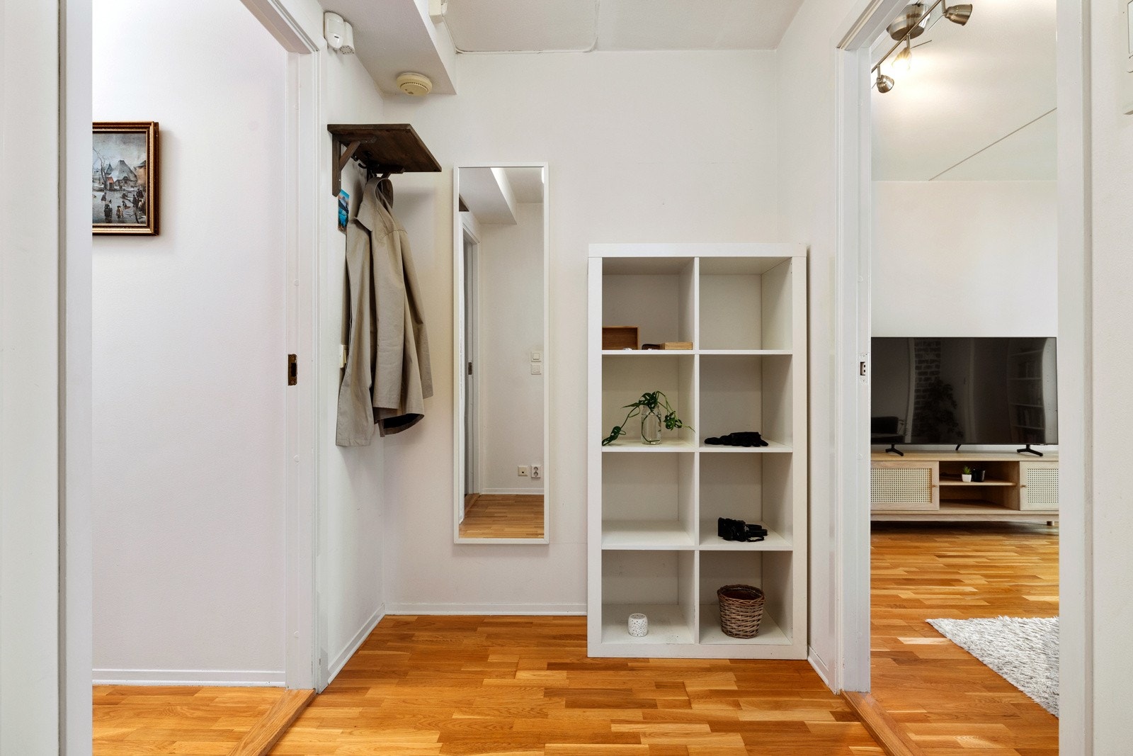 Gangen binder rommene i leiligheten sammen på en naturlig måte. Galleribilde