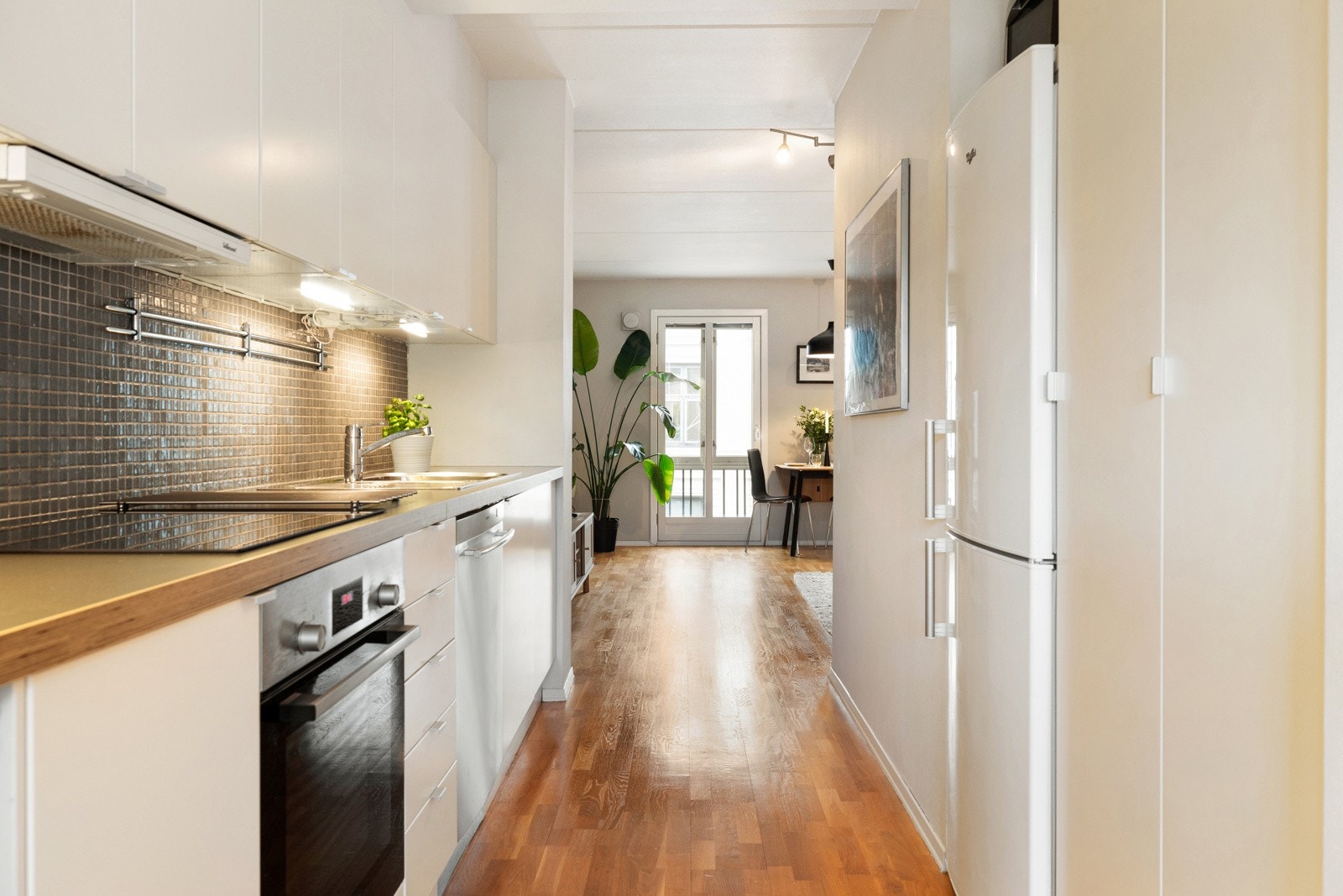 I tillegg er det plass til frittstående kjøleskap. Galleribilde